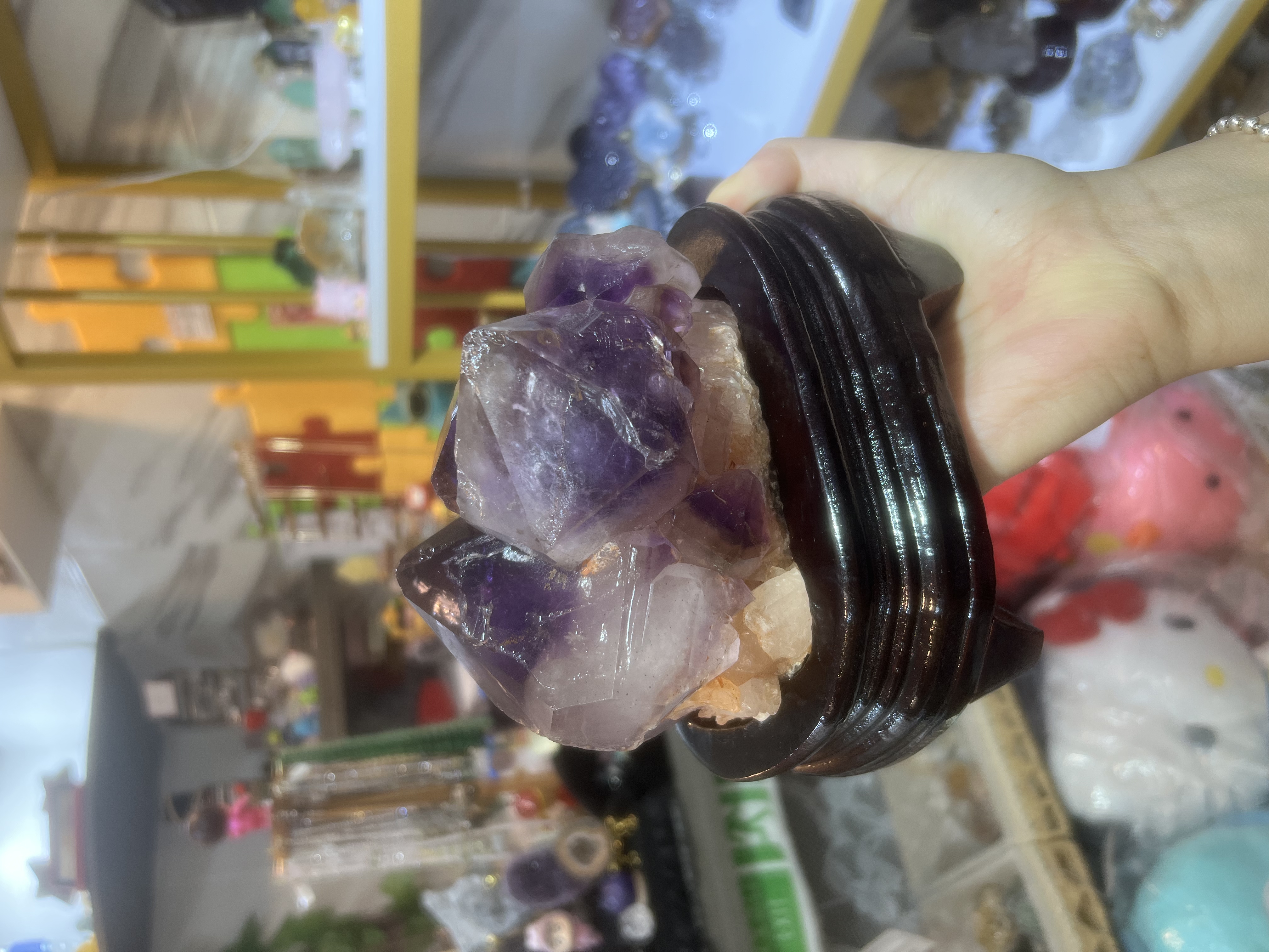 返左好多新野！呢個其中一件！隻件巨牙實物靚好多，實物又紫又透，滿滿超七礦物😍😍😍😍😍😍🔮巨牙紫超七骨幹💰購買網站：超七骨幹，它能平衡和激發人體的七個脈輪，據說具有全方位的功效，包括促進財運、愛情、人緣、健康、靈性提升等，且磁場能量強大，通常不需要淨化和啟動。 門市地址：屯門碼頭豐商場1樓16B4 B舖#回禮 #回禮花茶 #婚禮小物 #閃靈 #天鐵 #礦標 #原石 #耳環 #翡翠 #緬甸翡翠 #藍水翡翠 #客制 #貓貓 #訂造 #水晶貓 #水晶擺設 #水晶手鏈 #diy手鏈 #頸鏈 #水晶石 #屯門水晶 #屯門啟豐