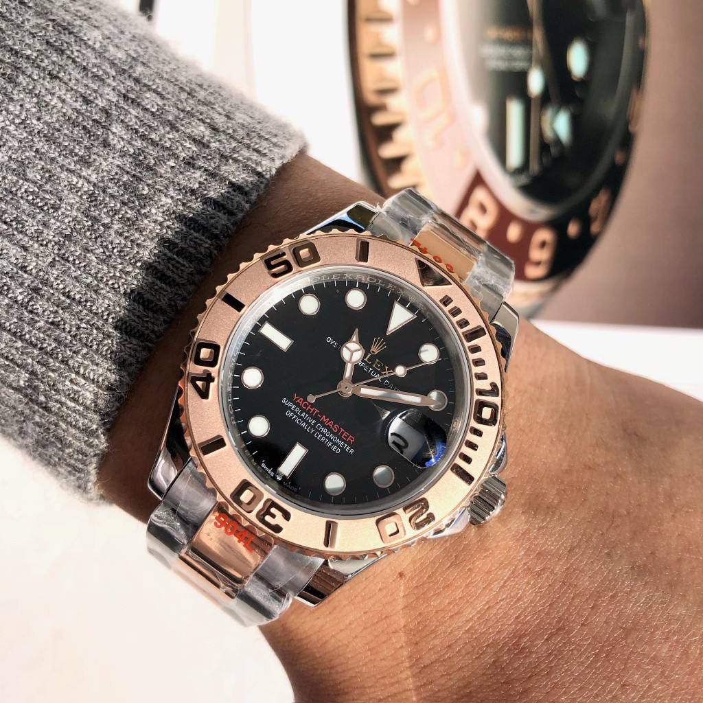 【经典名仕 一劳永逸】劳家爆款游艇名仕型系列m116621-0002男士腕表40mm间玫游艇出货，继续秉承AD家族优质特色、独家出品一表一码，三码合一 【机芯】搭载AD专注而制0️⃣返修、💯全新原装西铁城8215全自动机械机芯，走时精准，性能优异，动力储备高达48小时 【表壳】316L精钢表壳 高端同步防指纹[强]陶瓷圈口原版同步双向旋转，完美呈现与原版一致的弧度、光泽，超强高密度矿物质玻璃镜面，精致的做工完美秉承原装的潜水游泳🏊‍♀️性能 【字面】大厂同步超强夜光，夜光刻度、表针无瑕疵斑点、晶莹剔透，细节同步正品，内影圈刻字清晰，字体匀称 【表带】搭载316精钢表链可调节原装表扣