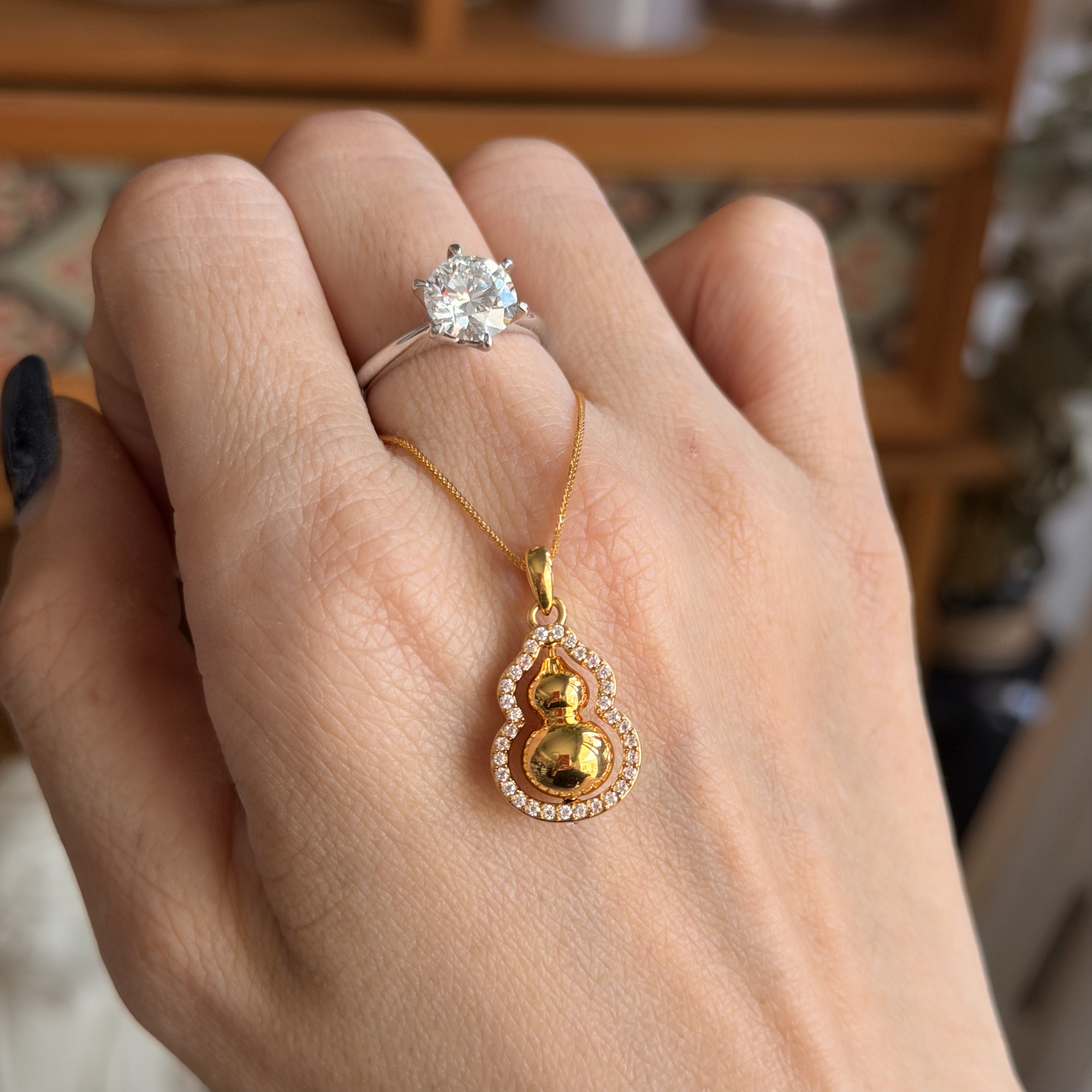  𝟵𝟵𝟵硬金葫蘆鑲莫桑石吊墜（可轉動）