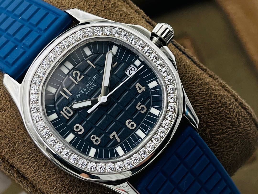 最强版本来袭 百达.翡丽AQUANAUT女装款石英系列，打造市面最佳副本，带来全网最佳体验，英姿飒爽，典藏奢华！欢迎女神品鉴！ 1⃣️【表壳】 1.腕表尺寸35.6 毫米X 9.5毫米！圆润的八角形表壳与原装一致，保持着复古的造型和精湛的做工。 2.旋入式把头设计和实心底盖结构吻合与原版。 3.表圈镶嵌46颗顶级施华洛世奇水晶（1克拉）表壳镶嵌88颗顶级施华洛世奇水晶（1.91克拉） 2⃣️【精彩细节】 1.采用与原装一致的天然复合橡胶（Tropical）材质，经久耐磨，可抵抗海水侵蚀和紫外线辐射。 2.完美克隆Aquanaut经典式折叠式表扣，即使在非常细小的拐角处上也做有倒角润饰，确保还原正品般的舒适感。