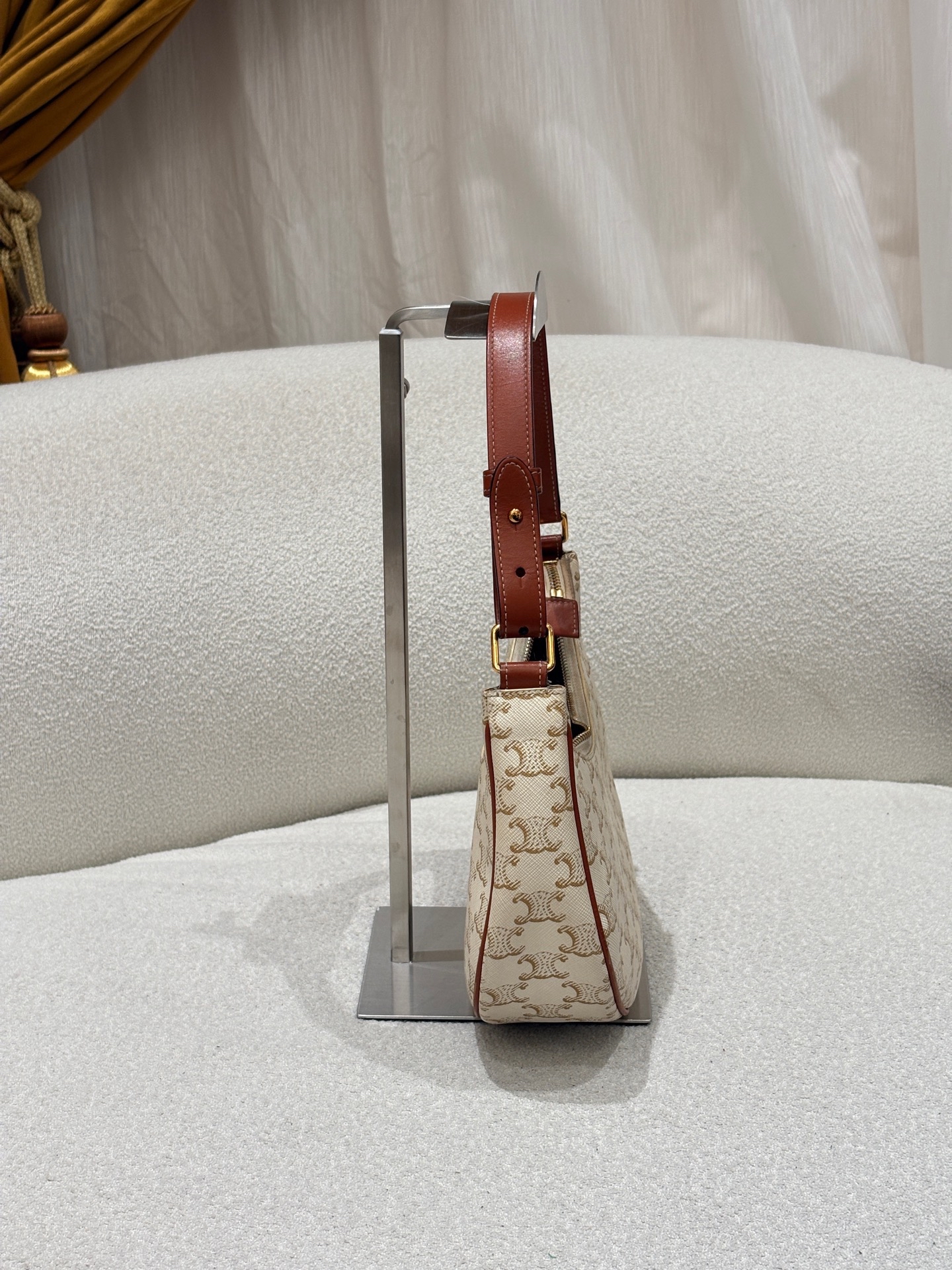 【預訂貨品】CELINE AVA 經典老花牛皮腋下包