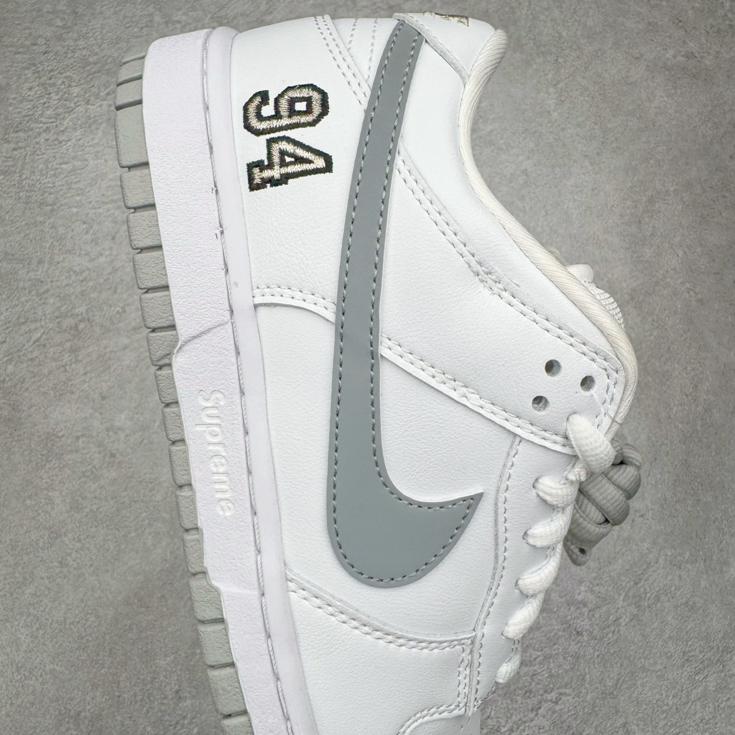 Supreme x Nike SB Dunk Low 94 Metallic Silver HQ8487-100