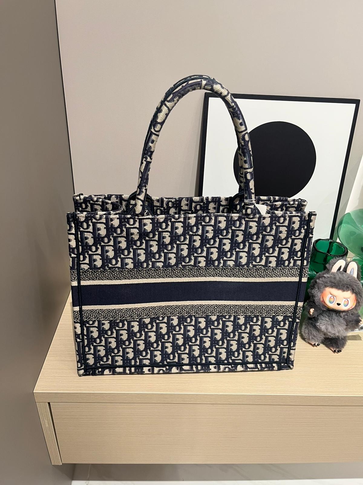 Dior book tote medium  ,100%Authentic ,98%new ✅Dust bag