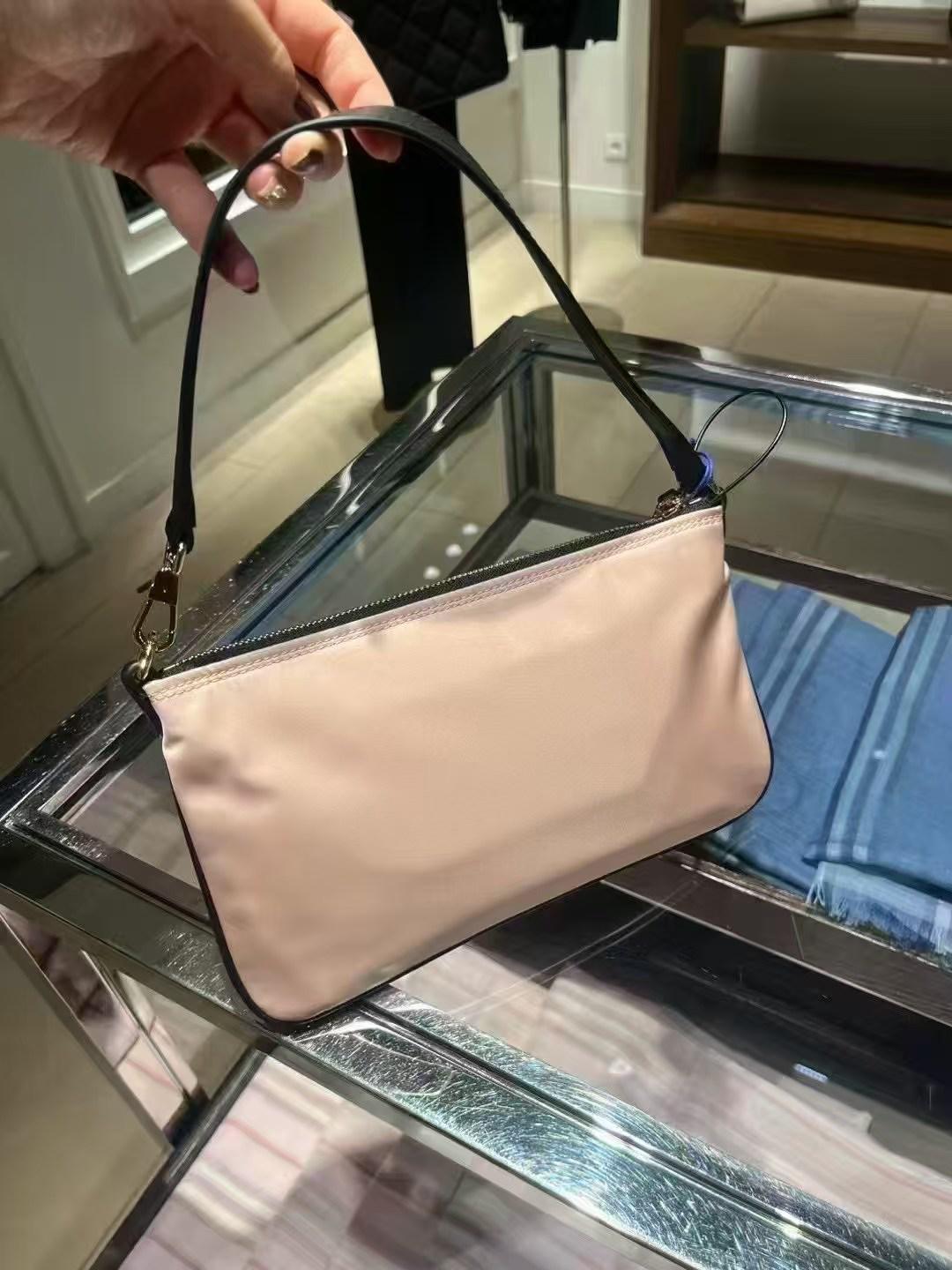 預購 Burberry🌈🌈 折扣款 尼龍腋下包