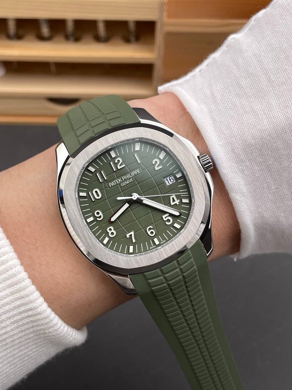 百达翡丽 Aquanaut 5167A 军绿色橡胶表带自动机械男士腕表