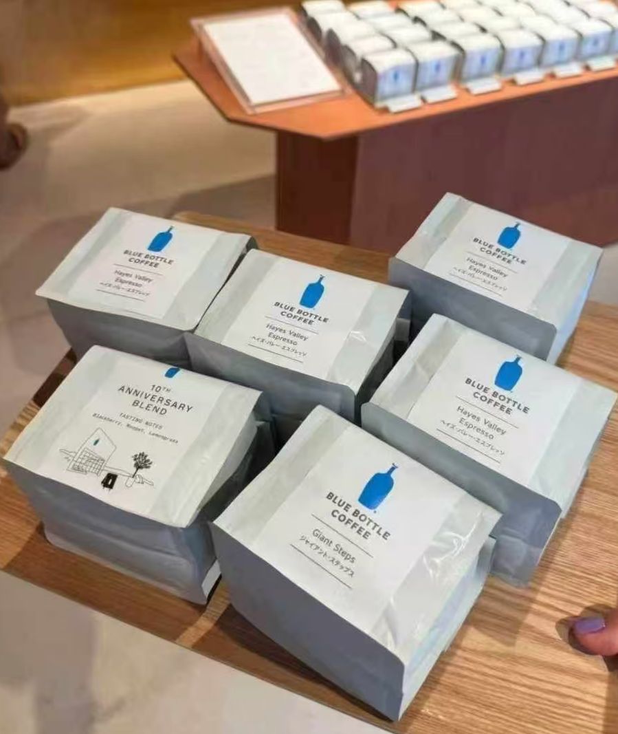 ☕Blue Bottle“巨階”系列咖啡豆，日本本土版 深度烘焙阿拉比卡豆，風味層次豐富，帶橙皮清新和紅糖甜感，尾調有黑巧余韻，適合手沖或美式沖泡！ Bella Donovan 入門款 埃塞俄比亞、哥倫比亞、秘魯混合豆風味.：覆盆子、巧克力、糖蜜烘焙度中度烘焙 Three Africas 埃塞俄比亞 盧旺達混合豆 比較複雜的烘焙口味，但是後味又進化的非常乾淨剛開始如莓果般的甘甜和清爽。隨後巧克士的厚重味道顯現， 適合 手沖、法壓、摩卡，冷萃，咖啡機 Hayes valley 最黑的濃縮咖啡 厚重濃郁的紅啡色克麗瑪，帶有絲滑口感 巨阶（最浓款） 口味*深烘巧克力/橙皮/红糖 Giant steps 最濃烈的深烘咖啡，堅實的本體和濃郁的巧克推薦與牛奶搭配 口味：可可/烤棉花糖/全麥餅乾
