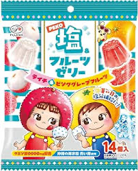 不二家 (Fujiya) 推出的 Peko 醬海鹽水果果凍，每袋含有 14 個獨立包裝的果凍