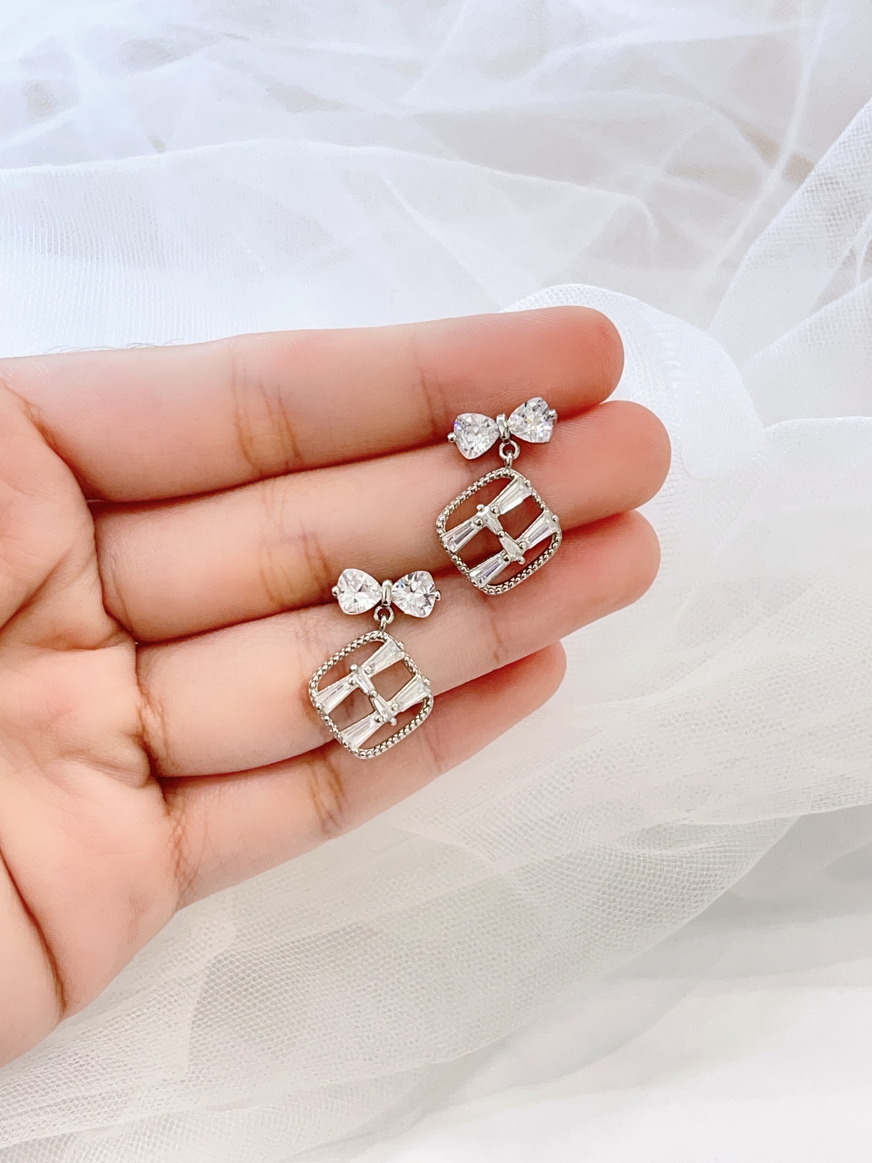 蝴蝶结锆石H字母耳坠耳环