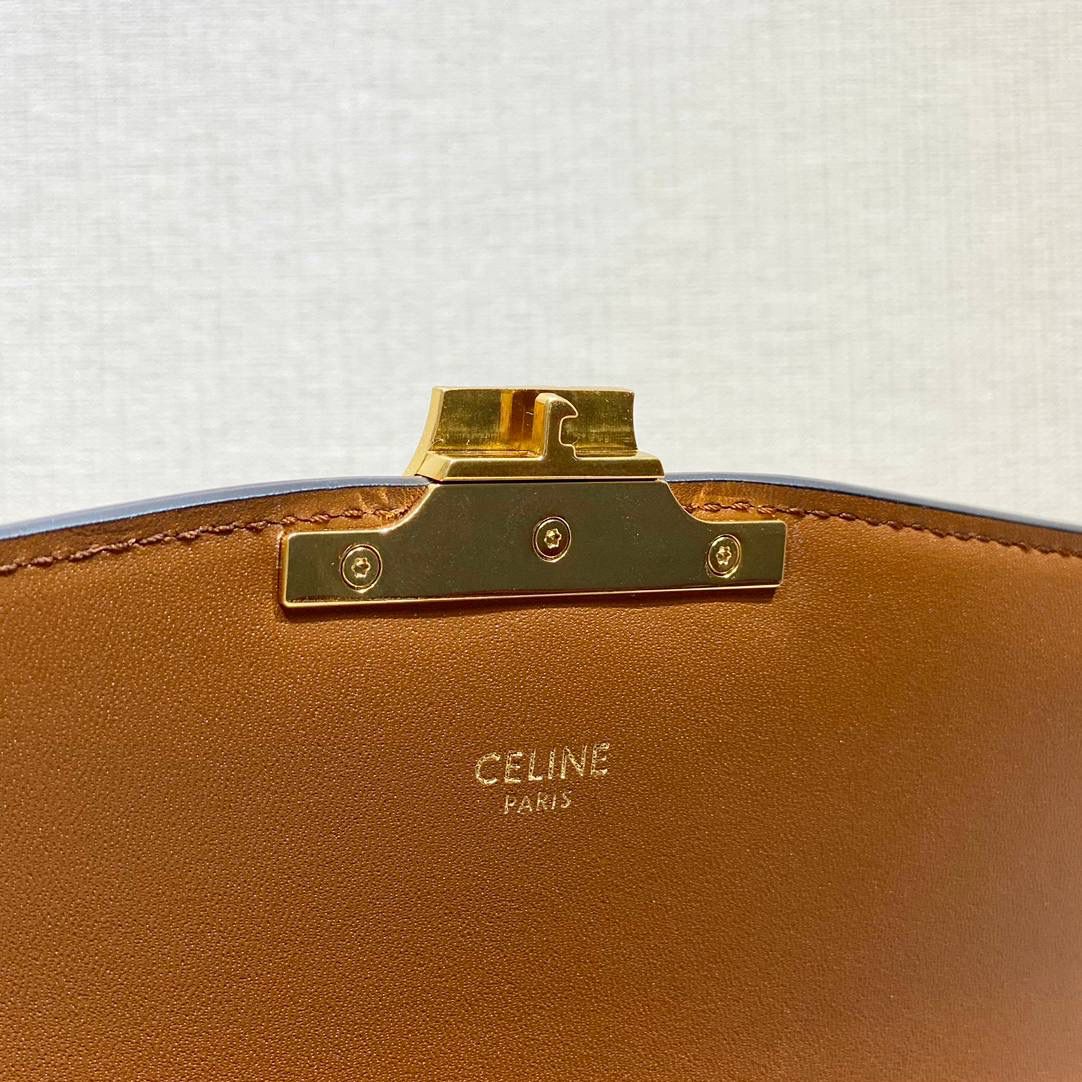 🔥大货实拍图 𝗖𝗘𝗟𝗜𝗡𝗘 ♥ 𝗧𝗥𝗜𝗢𝗠𝗣𝗛𝗘 𝗕𝗢𝗫 中号 在原来的锁扣上加了CELINE首字母凯旋门扣，完完整整的巴黎血液注入啊！将复古元素与品牌一向拿手的利落线条相结合，气质 高贵！ 型号：191242 小号尺寸：22.5*16.5*7.5cm