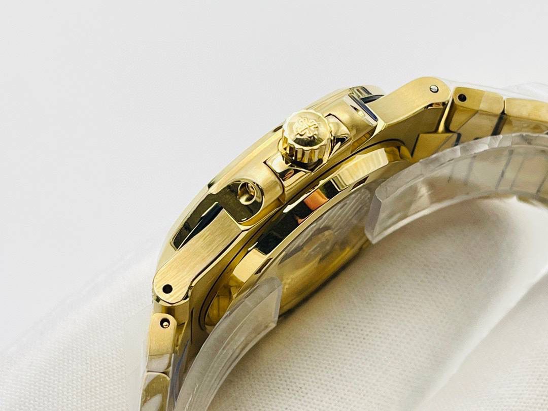 百达翡丽PATEK PHILIPPE优雅运动系列5711/1A鹦鹉螺，钢表之王，全网最佳解毒方案！细节方面： 1⃣️直径40毫米！ 2⃣️搭配定制版机改Cal.324自动机芯。 3⃣️316L定制级人体工程学表带！ 4⃣️钢带圈口珠是钻石型的，与正品相结合。