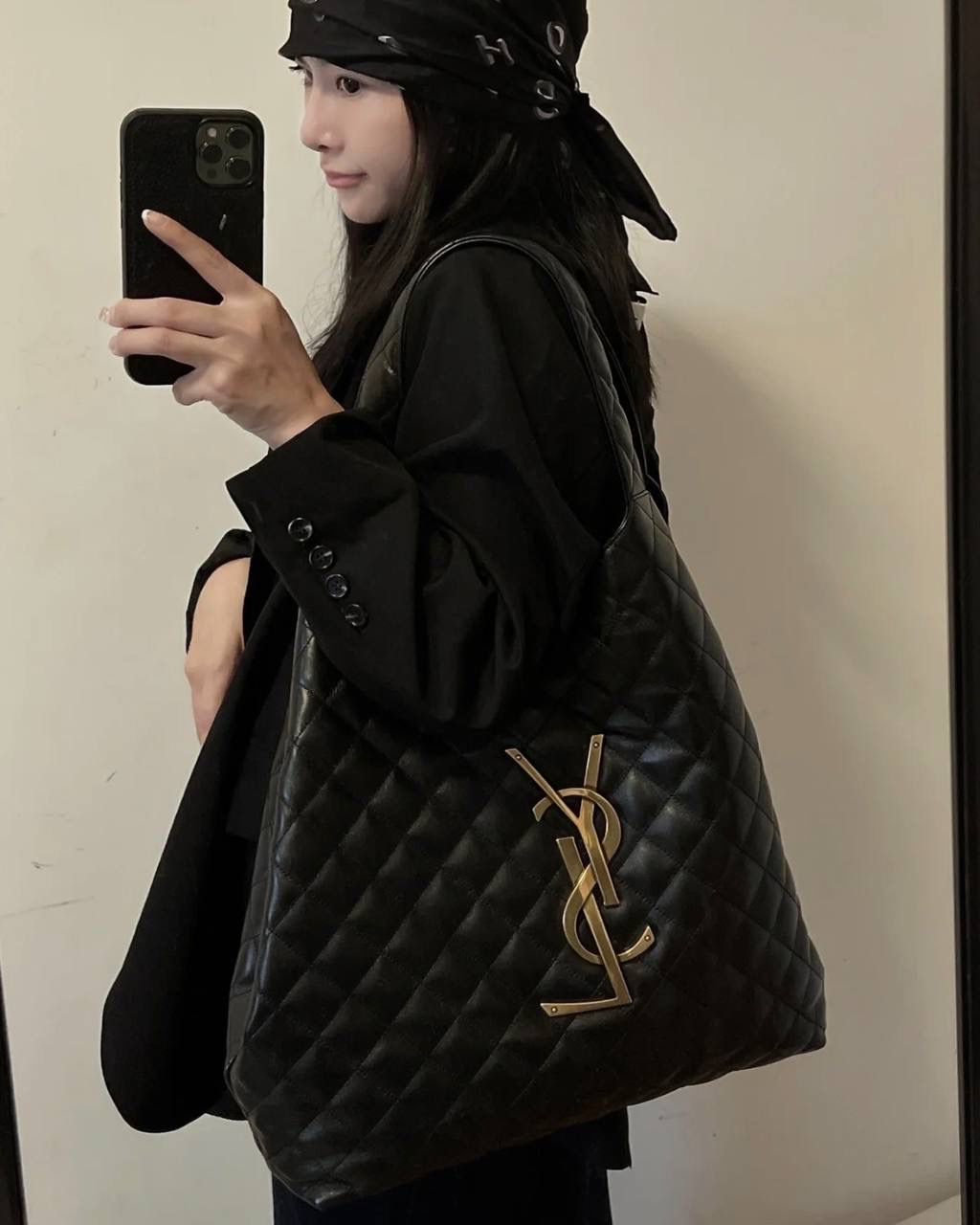 销量王🔥预定月底⏰ ys1 Icare bag超大tote 今年最火的大包一定是它！ 超夸张的大logo确实很大胆 前后两片无裁切的大羊皮 你们就知道用料需要多高的成本了 据我所知，很多家已经在偷偷更换便宜的材料... (因为它足够火，皮料对不对版他们都能卖... ) 我们来晚了，价格上也做出让利 先让你们看看我们对这个牌纸的用心程度💕还是那句话吧，我们只用原厂皮，只做原版开发，只做最高版本，只做正确版❗️ 58×43×8cm698651m