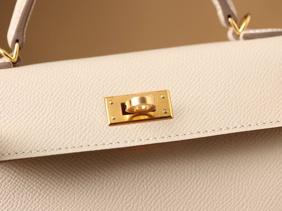 HERMES 爱马仕 Mini Kelly 二代 👜✨ Mini Kelly 二代 奶昔白金扣 高清实拍图 尺寸：19*12*6cm Hermès爱马仕是世界著名的奢侈品品牌，1837年由Thierry Hermès创立于法国巴黎。爱马仕早年以制造高级马具起家，迄今已有180年的悠久历史。 其整个品牌从整体到细节以及专卖店，都弥漫着浓郁的以马文化为中心的深厚底蕴🎀