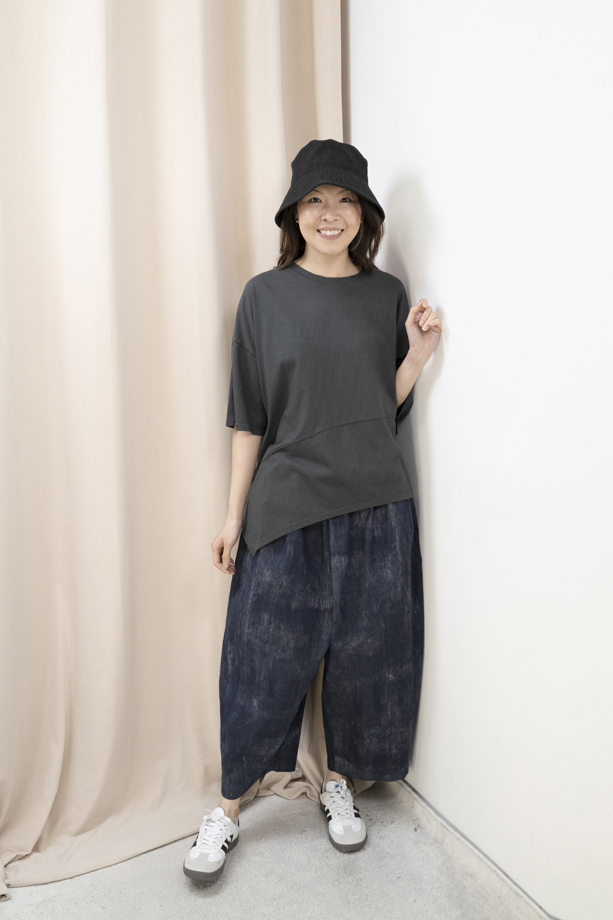 斜腳造型棉質休閒Top（炭灰色）