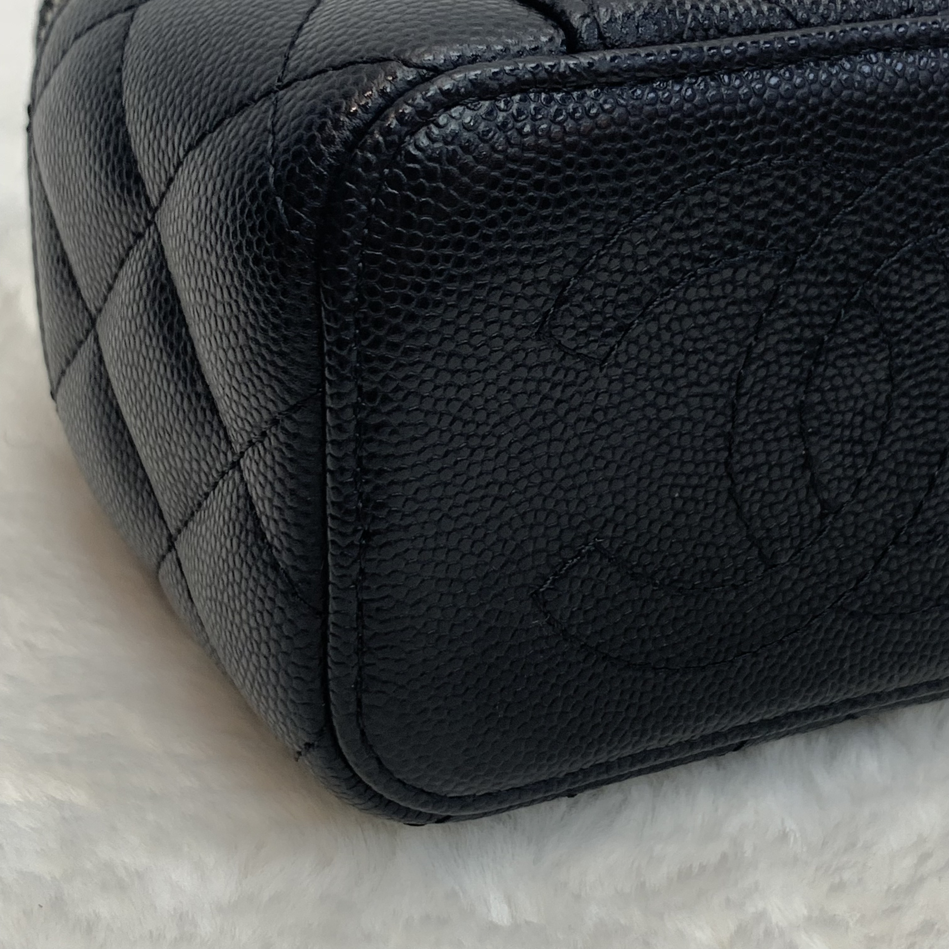 22S Chanel 荔枝牛皮配銀色金屬琺瑯 COCO 扣鏈條方盒子化妝包