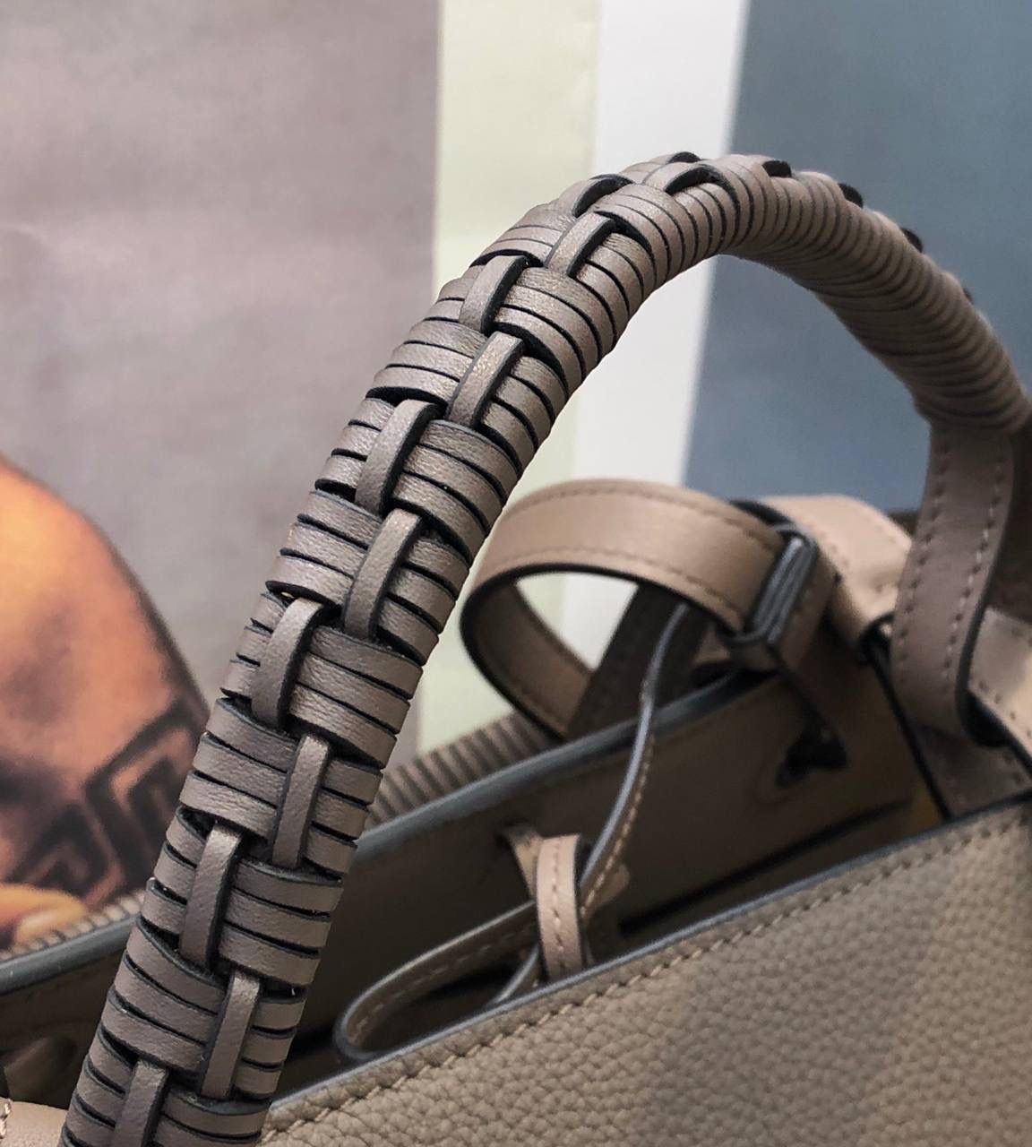 *𝘈𝘯𝘢𝘨𝘳𝘢𝘮 𝘛𝘰𝘵𝘦 印花托特包 #曾黎同款#优雅知性，气质十足 ✅ 尺寸:𝟐𝟗-𝟏𝟒-𝟐𝟓𝐜𝐦 编码:011830 颜色:铁灰色 将品牌经典图案融入皮革其中，形成了一个标志 里外牛皮革与编制提手让整个包都挺括了起来，质感满满，将实用性最大化，容量感人，十分适合日常，不禁感叹Lo罗家的细节与品质！