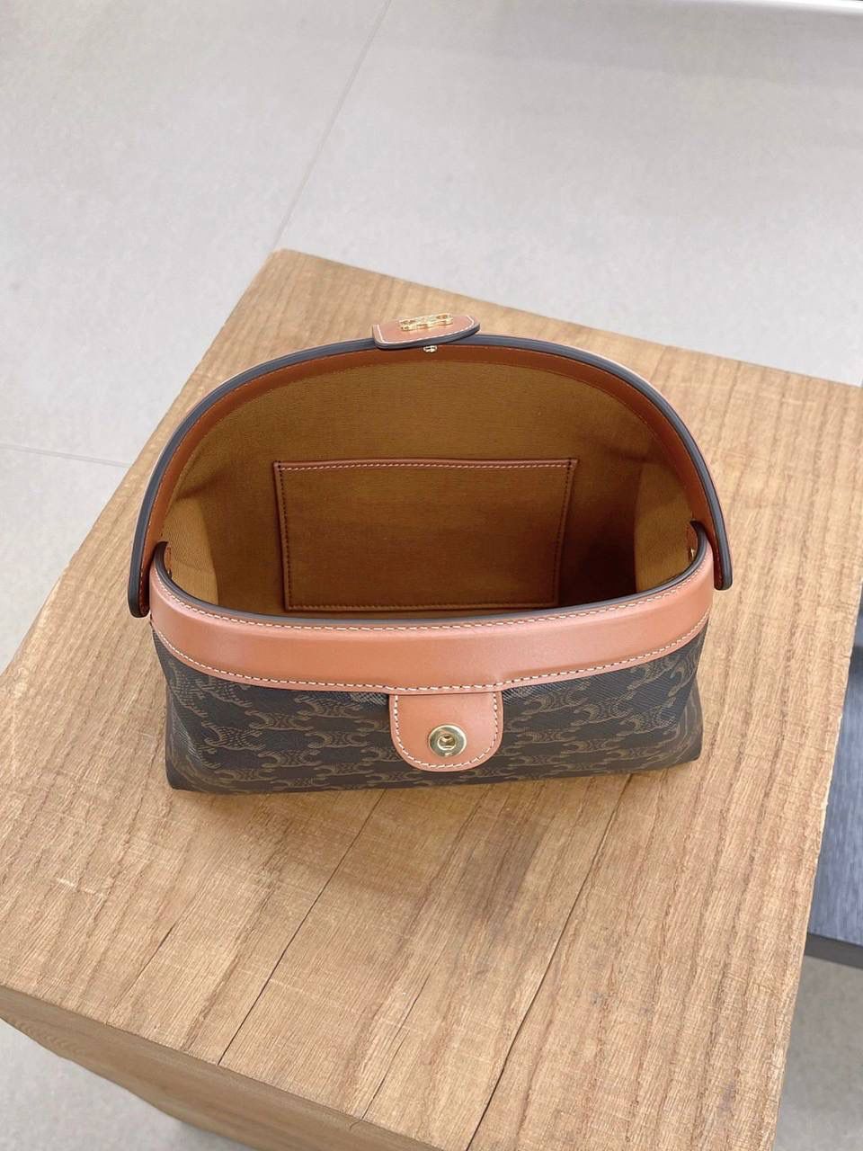 🔥大货实拍图 𝗖𝗘𝗟𝗜𝗡𝗘 ♥️ 𝗧𝗥𝗜𝗢𝗠𝗣𝗛𝗘手拿包 型号：100772 尺寸：24*8.5*15cm CELINE老花系列又新晋一款手包，容量很足够，试过手抓起来不会扁扁塌塌的感觉💫