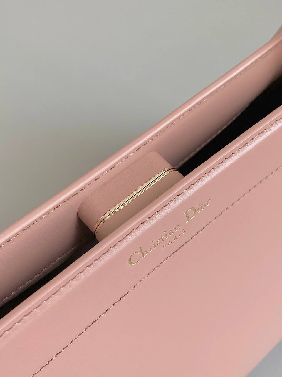 🈶 温柔粉中号 𝗗𝗜𝗢𝗥 𝗞𝗲𝘆手袋/腋下包 啊啊啊贵妇们还没买的都看过来 如此复古法式浪漫的包一定要拎在你手上 首批即出即断！都在翻单再翻单了！！ 早已大火全网时髦界，没有人不爱啊 独特的梯形包身➕细长手柄，优雅高贵 它的悬锁更是绝绝子，两个尺寸可选 小个子女生也可放心的冲大号 日常通勤什么大场合都能给你冲锋 拿捏得恰到好处，找不出一处缺点地方 真是把复古风玩得明明白白，美死了！！ 27×16.5×13.5cm，#6098m