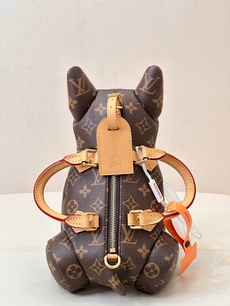 LV法斗包👜✨ 今天约个不一样的包背背吧！ LV25男士早春新款——PoochBag狗狗包 这一季的配色那叫一个洋气，最出圈的就是王鹤棣拿的这支PoochBag，惟妙惟肖的小狗包包，这个设计太🉑了，不管是爱包人士，还是喜欢收集公仔的，都会喜欢，往怀里一抱，时髦又洋气，俏皮又酷酷的，妥妥的凹造型神器😍 尺寸：28 x 19 x 18 厘米