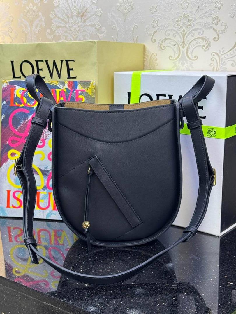 🎈新款吊床𝗛𝗮𝗺𝗺𝗼𝗰𝗸 𝗦𝗹𝗶𝗰𝗲 ——【黑色到货‼️】 尺寸：𝟮𝟭-𝟮𝟱-𝟭𝟬𝗰𝗺 编码：652407 吊床𝗛𝗮𝗺𝗺𝗼𝗰𝗸家族迎来新成员—𝗛𝗮𝗺𝗺𝗼𝗰𝗸 𝗦𝗹𝗶𝗰𝗲，新作采用细腻柔软的亮面小牛皮制作而成，重新以纤巧比例焕新演变成新造型。搭配可拆卸可调节长肩带，灵活实现多功能背法及百变风格。