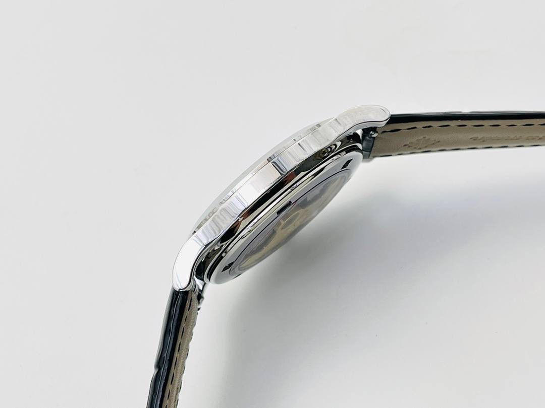 经典再续 百达翡丽古典表系列——5296-001．铂金V4升级版🤩😍细节方面： 1⃣️全新904L打造整体壳套，完善表壳细节，提升打磨质量，独家还原出正品的完美比例和特有质感。日历窗口改大小与正品一致，而非普通正常窗口！ 2⃣️刻度，指针采用最新的贵金属电镀技术加持，效果更佳出彩！ 3⃣️“锅盖型”微凸蓝宝表镜，版型与正品一致，效果通透，辨时清晰。 4⃣️【引领一体机时代】采用定制版Cal.9015改324机芯，超薄稳定性强！ 5⃣️【表带】经典意大利小牛皮表带，纹路清晰，质感上乘。针式表扣打磨齐整光亮，通用原装无压力。