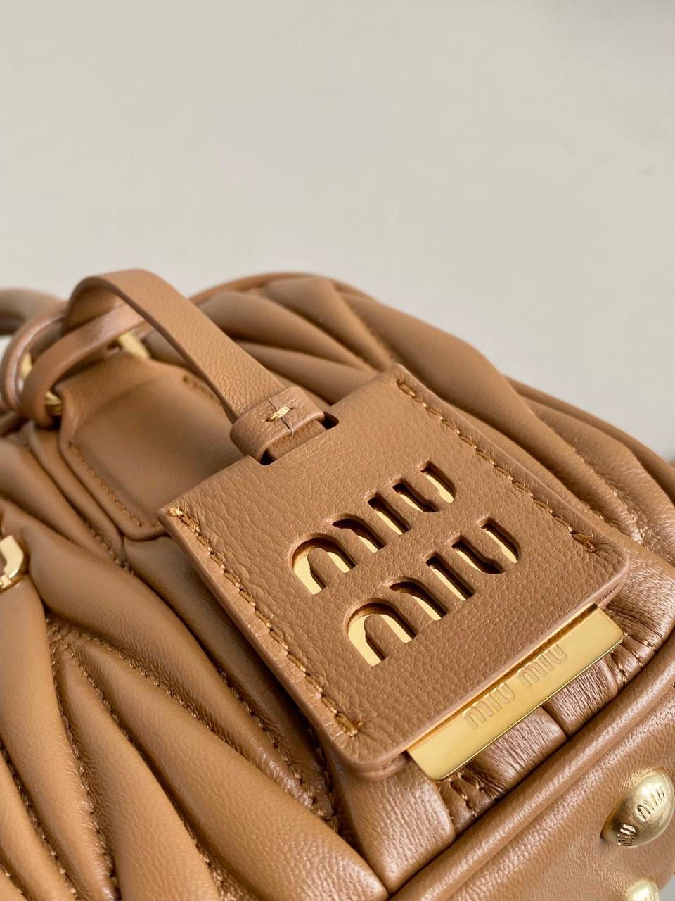 🈶焦糖小号， 𝗠𝗶𝘂𝗠𝗶𝘂褶皱保龄球小方包 火爆全网都不用多说，人手一只的程度 我们用的是进口小羊皮！非国产皮料 肉眼可见的细腻，软软糯糯触感非常好！ 他家经典独特的褶皱工艺，是要有一定厚度 底料太薄了都做不出它的饱满和弹性 更不是市场通货干瘪瘪的褶皱，实在太假 我们新合作的老师傅在这细节上扣的很认真 一缕一折都有zp的神韵，且做到对版！！ 追求高品质的来🔥⚡️ 13×19×6m #F0012m