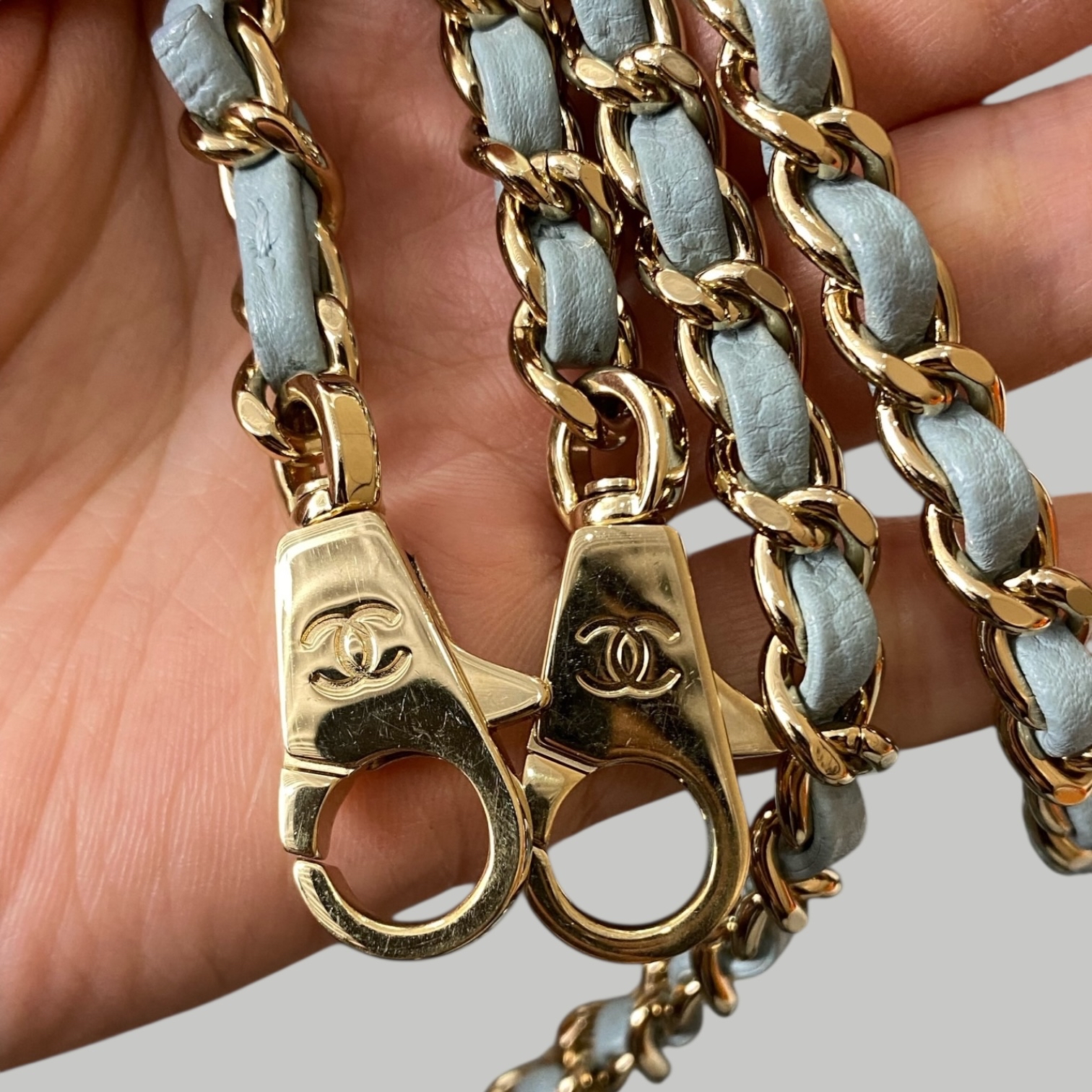 Chanel CocoHandel mini 22P淺藍色