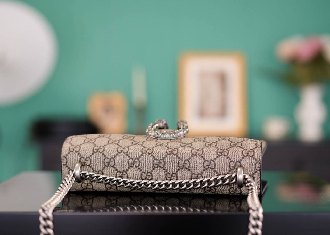 🥯GG。 Dionysus系列经典酒神 钻扣黑色25cm 正品售价¥24.000 新尺寸设计一出来让人拍手叫绝 GG的设计师真的太懂女人了 从前纠结大号太大小号太小的姐妹，这会可以冲了 最新的酒神钻扣新款虎头镶嵌上了施华洛世奇水晶钻，整个包洋气时尚特别气质 而且改良后的包身自重很轻，尺寸大小很完美 官方款号 499623 尺寸：25x13x7cm