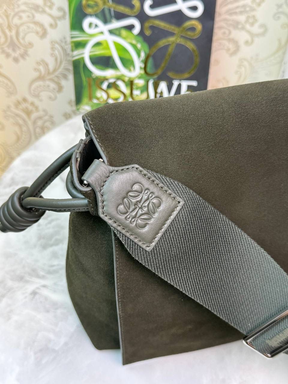 𝙇𝙤𝙚𝙬𝙚 𝙁𝙡𝙖𝙢𝙚𝙣𝙘𝙤 𝙎𝙖𝙩𝙘𝙝𝙚𝙡 福袋款邮差包 ➕刺绣🅾️字母宽肩带 编码：062404 尺寸：𝟑𝟒-𝟏𝟐-𝟐𝟒𝐜𝐦 新款以经典福袋收缩打结为元素，采用外部麂皮➕内里𝗡𝗮𝗽𝗮小牛皮➕刺绣字母宽肩带的精致搭配打造全新升级款邮差包🅰️，可斜挎、肩背和手提，超大容量满足日常所需🎈