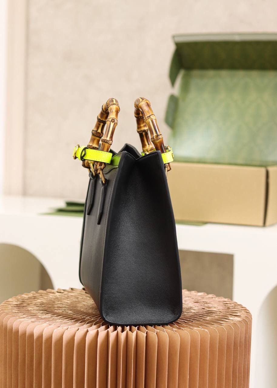 𝐆𝐮𝐜𝐜𝐢 𝐃𝐢𝐚𝐧𝐚 小号#660195#正品皮 ▪️尺寸：27*24*11cm 𝐃𝐢𝐚𝐧𝐚竹节系列以经典致敬100周年， 黛安娜王妃最爱的经典竹节再次回归， 托特造型融合复古元素的竹节， 实物真的太惊艳了， 小号尺寸更适合通勤风， 手提或者斜挎， 悠游于日常与工作上班之间， 时髦感别具一格， 经典百搭，个性又不失优雅感， 搭配彩色的扣带， 简直增添了少女气息！🌈🎀