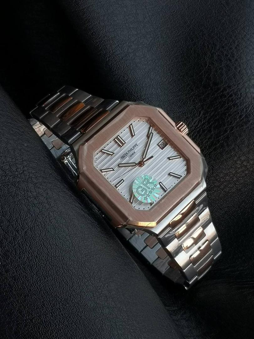 百达翡丽 方形 新系列CUBITUS 5821腕表 亮点特色：1️⃣机芯:搭载定制9015改Cal.26-330 SC一体机，调时不停秒，调时不停秒，摆轮位置均与正品一致，自动上链机芯。2️⃣钢带:316L定制级人体工程学表带，新扣款式。3️⃣表壳:尺寸45毫米厚度仅8.3mm，为表壳对角线长度(即10点位至4点位),因为表壳近似于方形，上下边的宽度会小于这一数值，所以视觉效果并不是很大。 搭配上，5821属于运动风格腕表，日常搭配正装和休闲风格也可以。