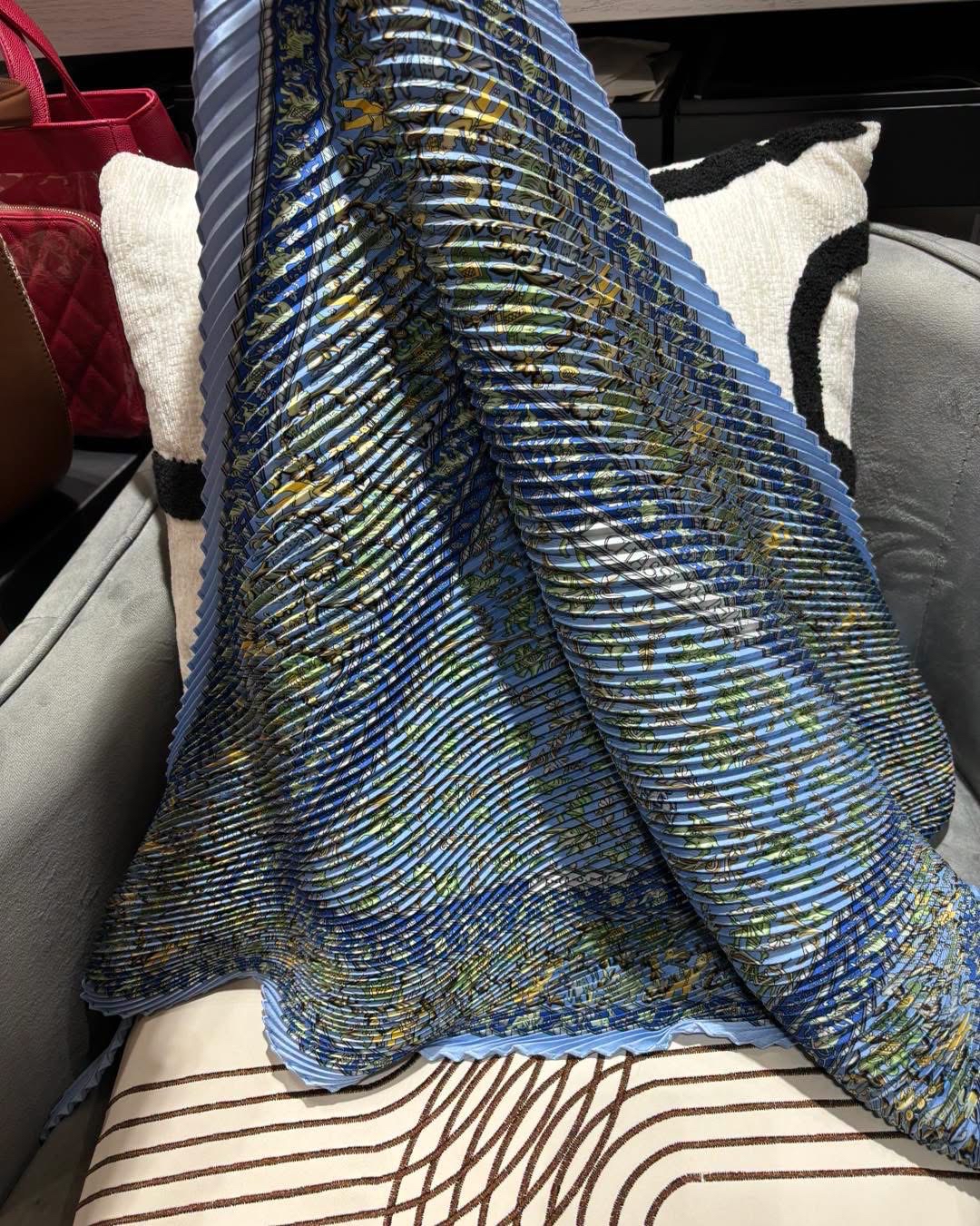 Hermes 百摺三角巾 silk scarf 原價貴‼️ 100%Authentic, 99%New全新未使用品✅box