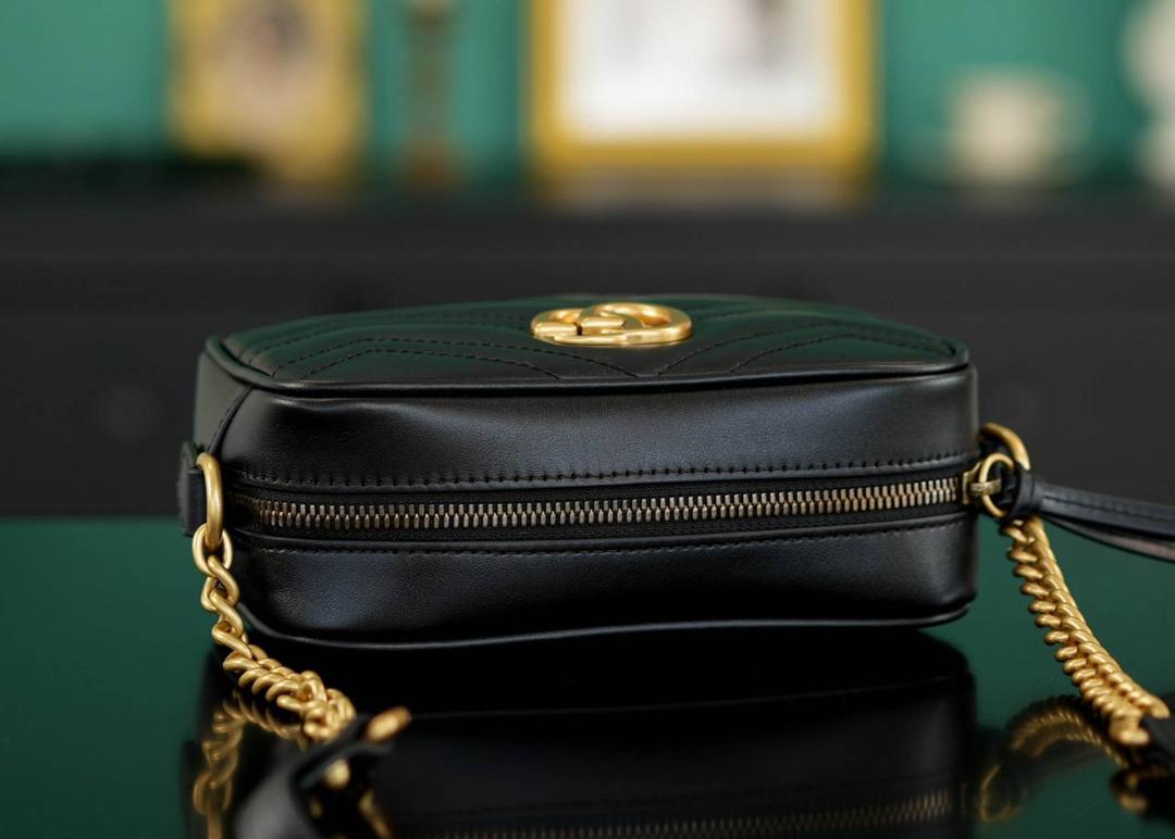 👜🔥Marmont系列绗缝迷你相机包 黑色 18cm （原厂皮 全铜五金） 正品售价¥12.000 独家原厂皮发售 限量级别 柔软牛皮+复古做旧五金 黑金搭配超气质 经典百搭不挑人 自重很轻 链条搭配皮革的肩带不怕溜肩 毫不夸张说 绝对是日常用出场率最高的包 官方款号 448065 尺寸迷你：18x12x6cm 小号：24x13x7cm