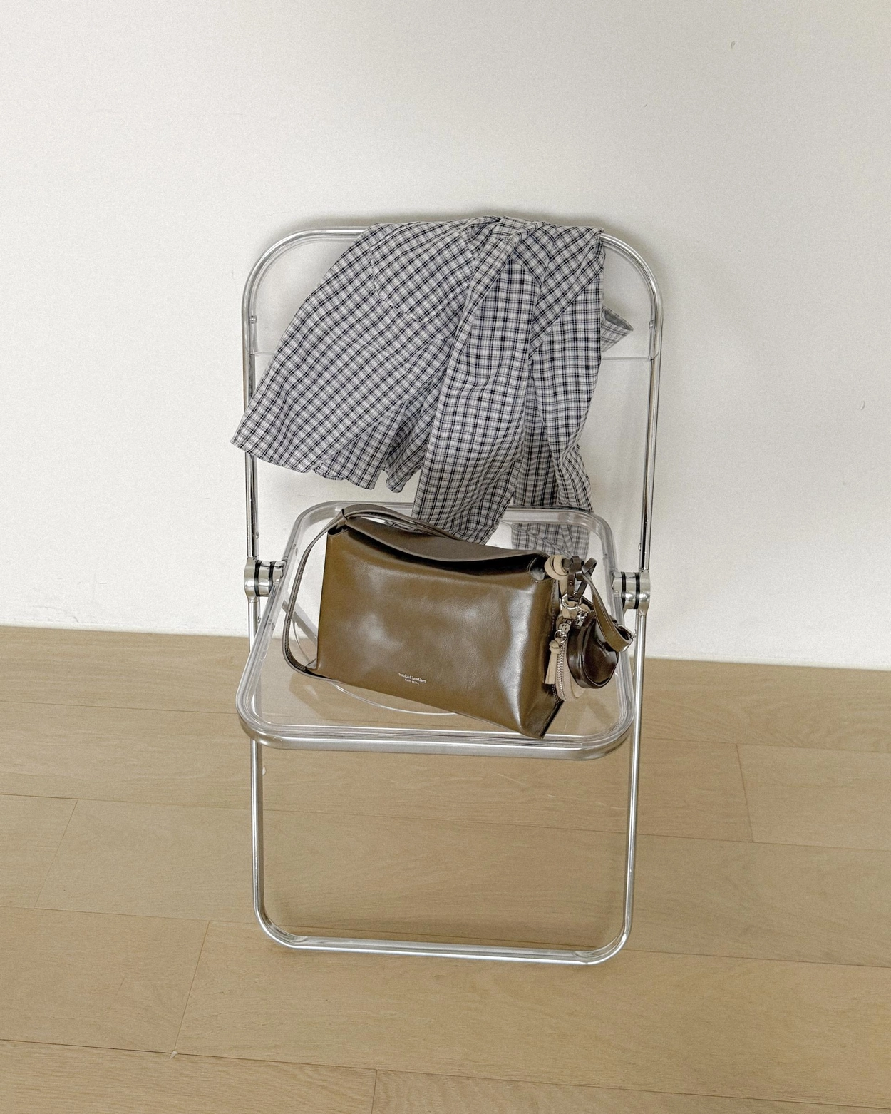 【26SS新皮】預訂_牛皮亮面 Bread bag 磁吸枕頭包 (M) By Bucks & leather