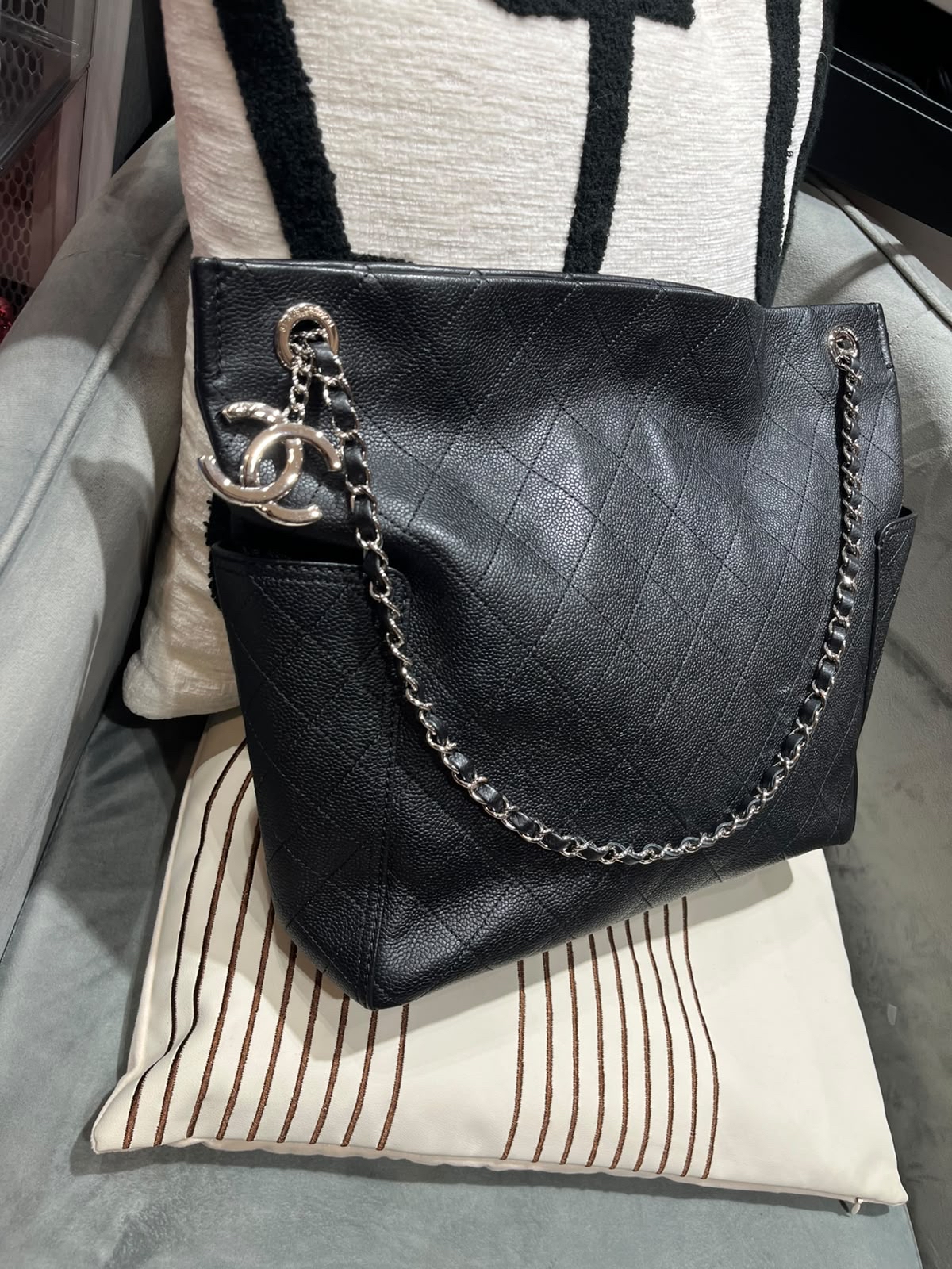 Chanel Shoulder Bag Calfskin 黑色魚子醬牛皮100%Authentic, 98%New ✅19 Card✅Dust bag