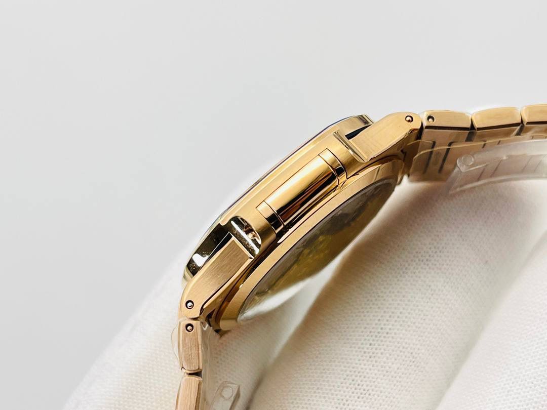 百达翡丽鹦鹉螺女款腕表PP7118强势来袭！ “324”机芯最高版本““到货”” 唯一媲美正品的副本！ 正品完美互换真正Cal.324C一体29钻机芯！ 全新订制版百达翡丽专Cal.324SC自动上链机芯。史无前例厚度和正品一致完全实现。整机根据真正的Cal.324SC机芯设计-1:1尊重原厂设计，傲视市面上一切副本百达翡丽。 机芯尺寸“27.0mm”厚度“3.3mm”动力存储“45小时”数据正品一致！ 腕表尺寸34MM，厚度8.3MM，全网最薄！ “没人能拥有百达翡丽，只不过为下一代保管而已。”