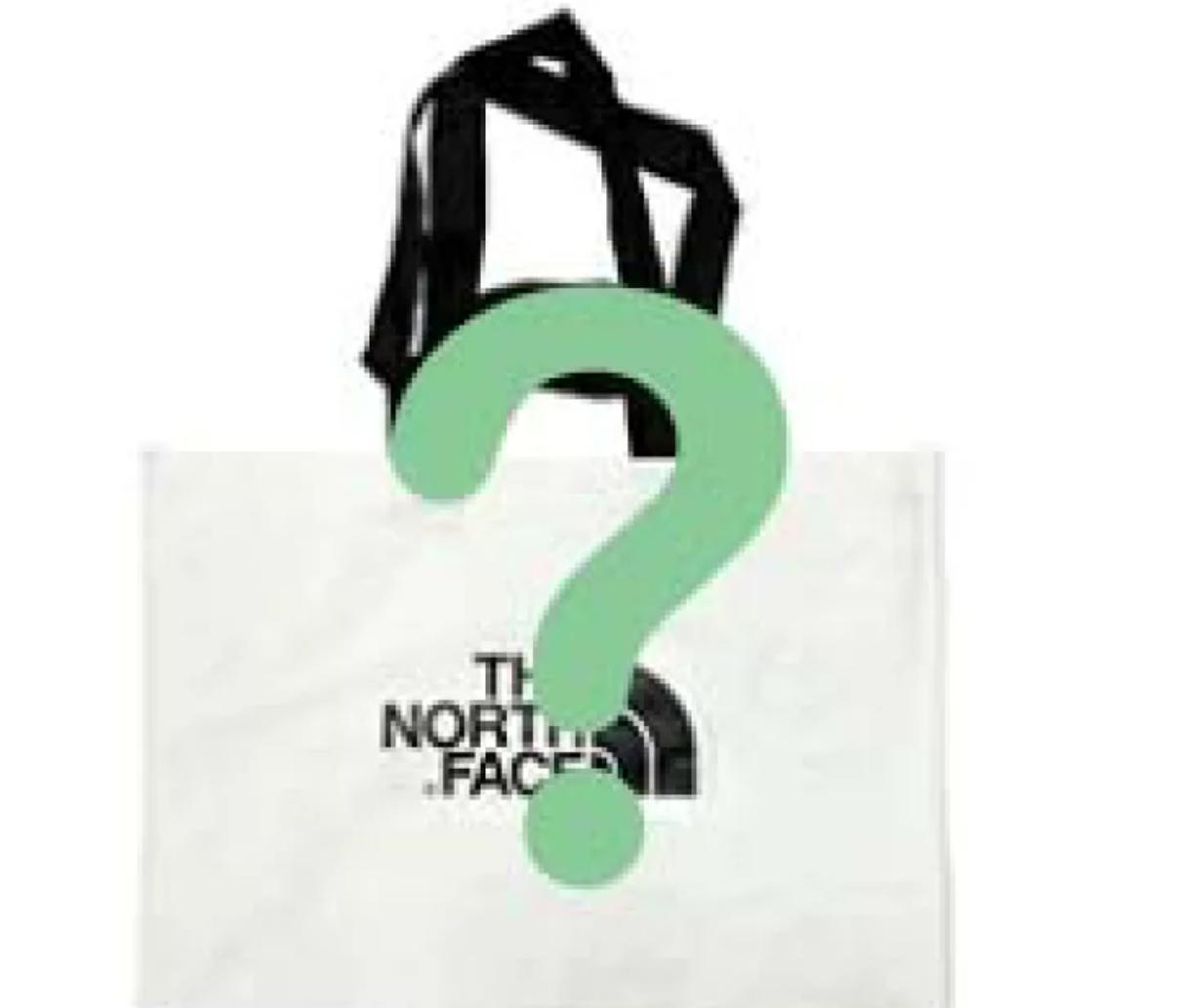 2026限量福袋：THE NORTH FACE TNFLB002 包袋和帽子 熱門北面福袋。蓬鬆柔軟， 白色/黑色