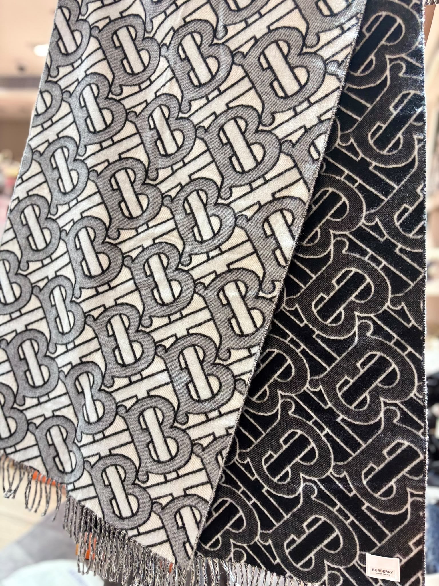 Burberry scarf 黑色拼灰色 100%Authentic, 99%New 