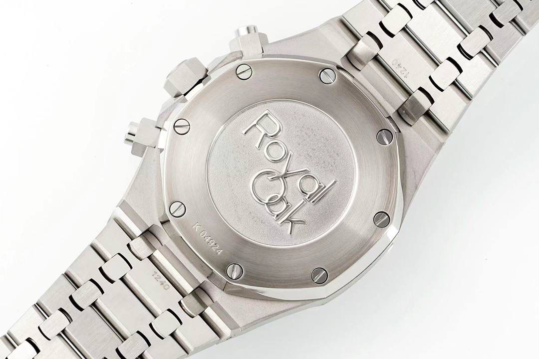 🚀新品来袭——爱彼26331OR皇家橡树多功能计时机械腕表41MM！💯 特点：表壳结构跟足原装正品，装配方式原装一致，使厚度比以往的更薄！ 旋入式表冠，按入式的计时按钮跟原装一致，才不会一眼假！(区别于市场计时和复位键都是旋钮后才可以按入) 1⃣️【机芯】7750改原装机芯 6字位小秒 功能与原装一致！ 2⃣️【表镜】镜面和正品一样采用的是蓝宝石玻璃镜面，和正品放在同一下角度对比，保持一样的通透明亮度，一致的防炫光效果！3⃣️【表壳】表壳精钢材质，采用原装数据开模，顶级打磨，不管是纹路还是质感都接近原装，通过拉丝和部分抛光打磨处理之后，忽明忽暗展现出精致而硬气的独特气质！ 4⃣️【头粒】最人性化的可松动头粒缓冲，确保更贴合手腕，佩戴更舒适。 5⃣️【表盘】还原正品表盘的细腻精致，立体工整的盘面“饼干纹理”和原装一模一样，经典的大网格凸显爱彼的特点，采用进口超强夜光！表盘细节做工秒杀市面其他！ 可搭配橡胶带和皮带，满足你更多需求！