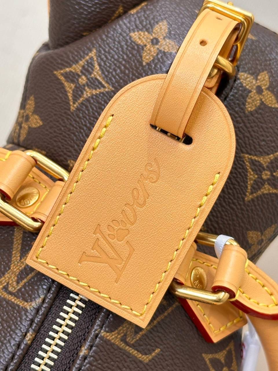 LV法斗包👜✨ 今天约个不一样的包背背吧！ LV25男士早春新款——PoochBag狗狗包 这一季的配色那叫一个洋气，最出圈的就是王鹤棣拿的这支PoochBag，惟妙惟肖的小狗包包，这个设计太🉑了，不管是爱包人士，还是喜欢收集公仔的，都会喜欢，往怀里一抱，时髦又洋气，俏皮又酷酷的，妥妥的凹造型神器😍 尺寸：28 x 19 x 18 厘米