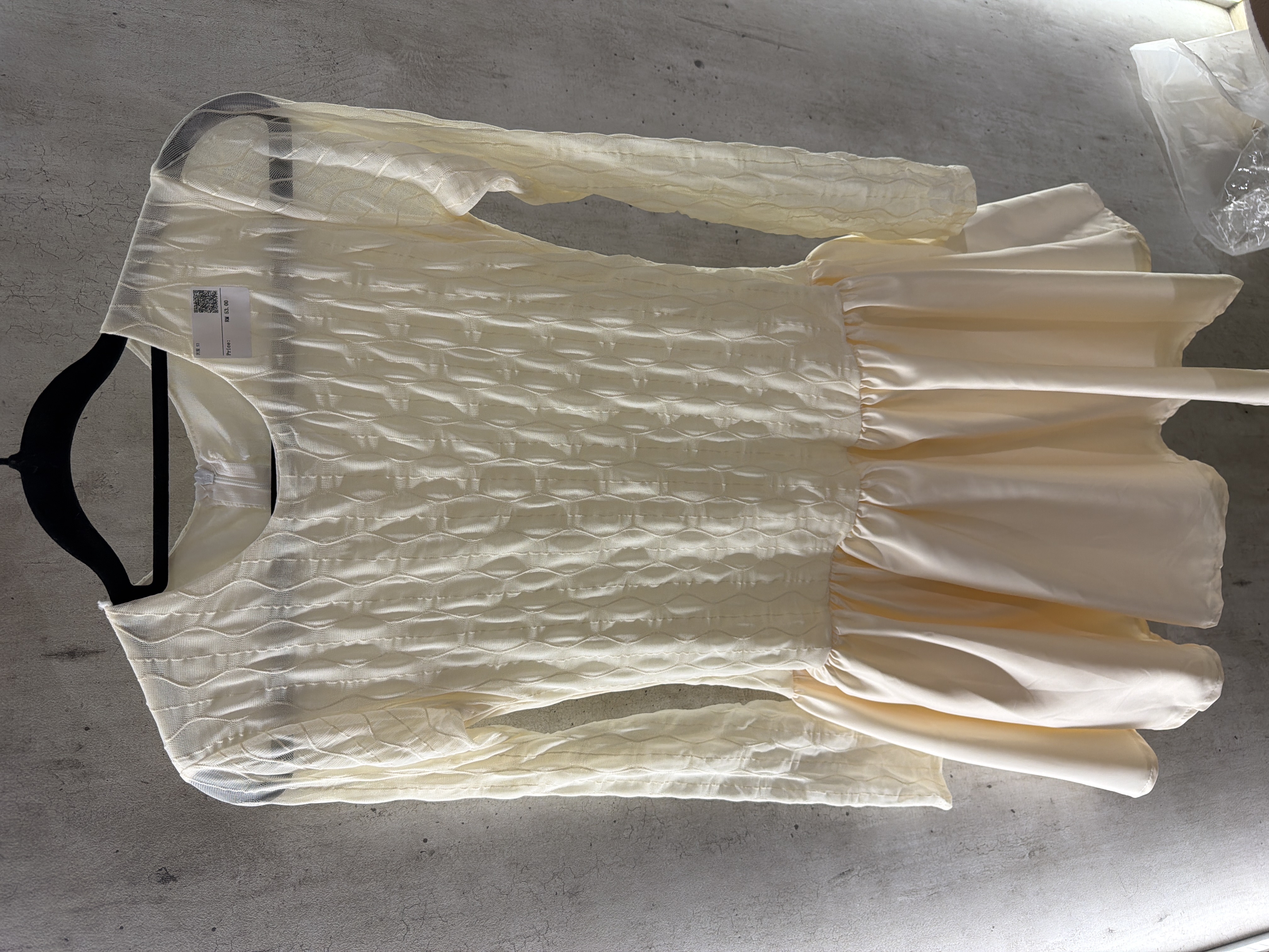 優雅的奶油色荷葉邊連身裙