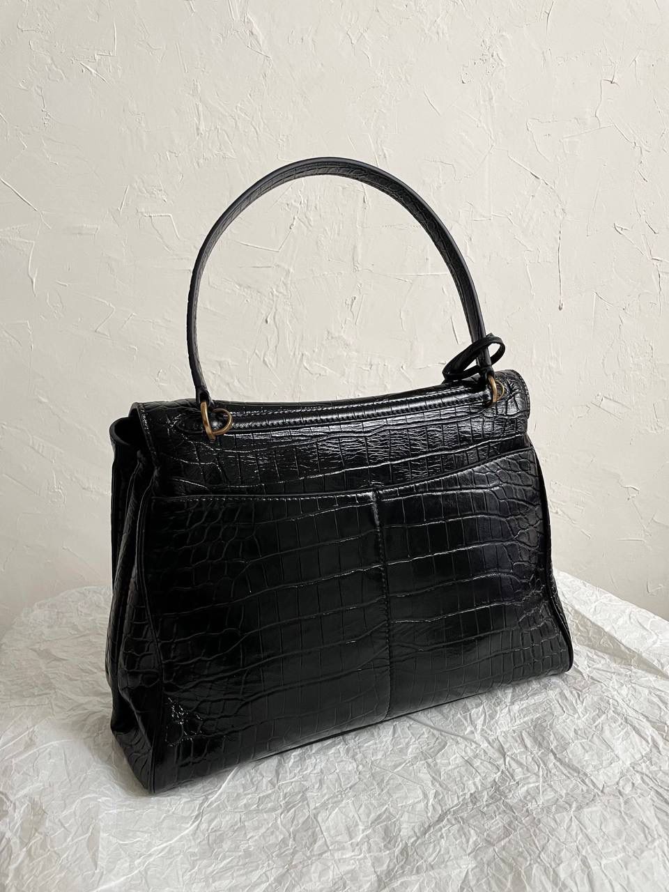 ba1enciaga rodeo 鳄鱼纹黑金中号🕋 纯纯的大爆款，大家都知道吧 一到冬天就想要整点油亮亮的包来点缀 但是又不想买饱和度过高的颜色 百搭还是基本的诉求嘛 所以这只亮面牛皮鳄鱼压纹rodeo就是很好的选择！ 鳄鱼纹压纹最怕皮硬 一定要够软包型才够慵懒 我们是自家定制皮料，非市场通货❌ 我们是不会跟风用通货皮做的😡 mini真心可爱，和kelly20的大耳朵很像很像 大号：39.8×29.9×12.9cm789744m 中号：35×23.3×10.9cm789772m 小号：28.9×20×9.9cm789779m mini：23×17×9cm795456m