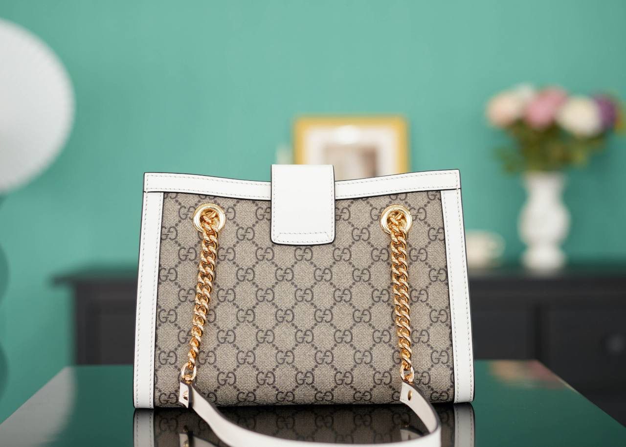 🥯Padlock系列GG小号肩背包 老花白色 26cm 休闲、随意、有范 且非常大牌的款真的非Padlock这款购物袋不可 通勤风，小号容量也非常OK 包身轻便，非常适合上班族！ 官方款号 498156 尺寸：26x18x10cm