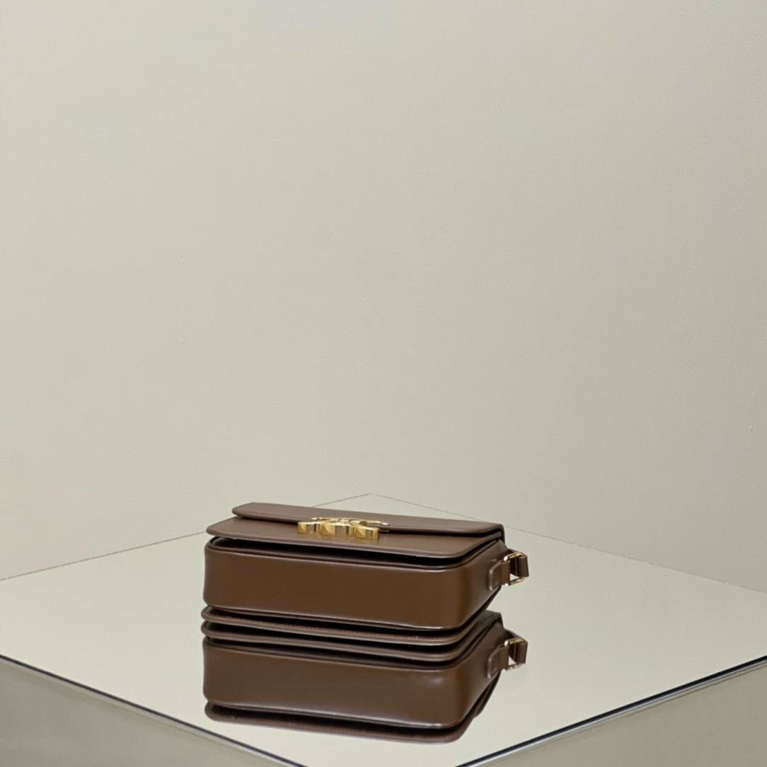 🔥大货实拍图 𝗖𝗘𝗟𝗜𝗡𝗘 ♥ 𝗧𝗘𝗘𝗡 𝗧𝗥𝗜𝗢𝗠𝗣𝗛𝗘 型号：188423 中号尺寸：22.5*16*7cm 小号尺寸：18.5*14*6cm