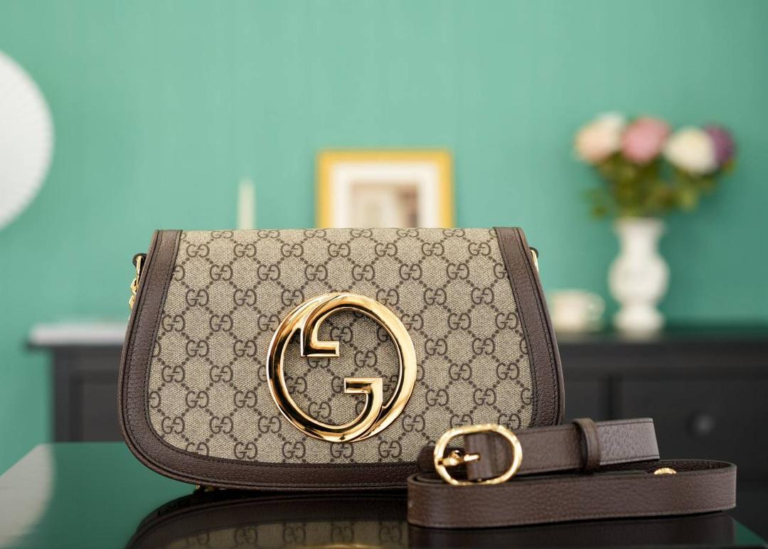 🥯GG Blondie系列肩背包 棕色28cm 摩登复古担当Gucci Blondie系列的一个经典款，双𝐆互扣式标志五金，大气精致，满满的时尚高级感，包身双肩带设计，我个人就超爱它的这个金色链条腋下设计，皮肩带多样式搭配，多种背法随意切换，不被定义的风格，气场超强大~ 官方款号 699268 尺寸：28x16x4cm