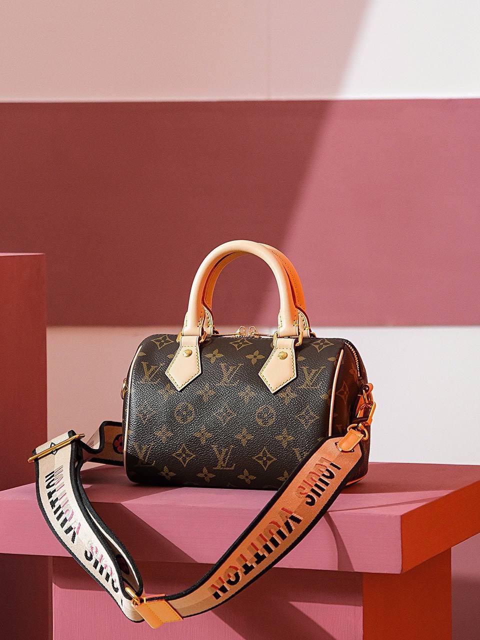 特级𝐒𝐏𝐄𝐄𝐃𝐘 𝟐𝟎系列 👜✨ 尺寸：20*13*12𝐜𝐦 作为𝐒𝐩𝐞𝐞𝐝𝐲系列 已经是小驴家族的经典王牌系列 一直都是𝐒𝐩𝐞𝐞𝐝𝐲家族的爱好者， 全新的𝙎𝙥𝙚𝙚𝙙𝙮新品系列，有一种炸眼球的赶脚， 🉑️拆卸🉑️调节的宽肩带设计，更是给人新颖别致的面貌！作为𝙎𝙥𝙚𝙚𝙙𝙮家族的新品，这个尺寸更加完美！又是一款爆款的断货王，颜值再次爆棚， 相对比𝙉𝙖𝙣𝙤的尺寸 它更加适合日常的使用，必须妥妥的收为囊中之物 巨好看！！🌼