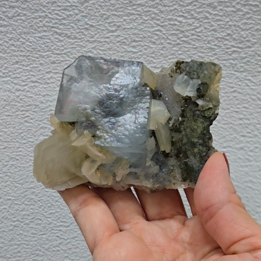 Blue cubic fluorite with UV calcite - FL436