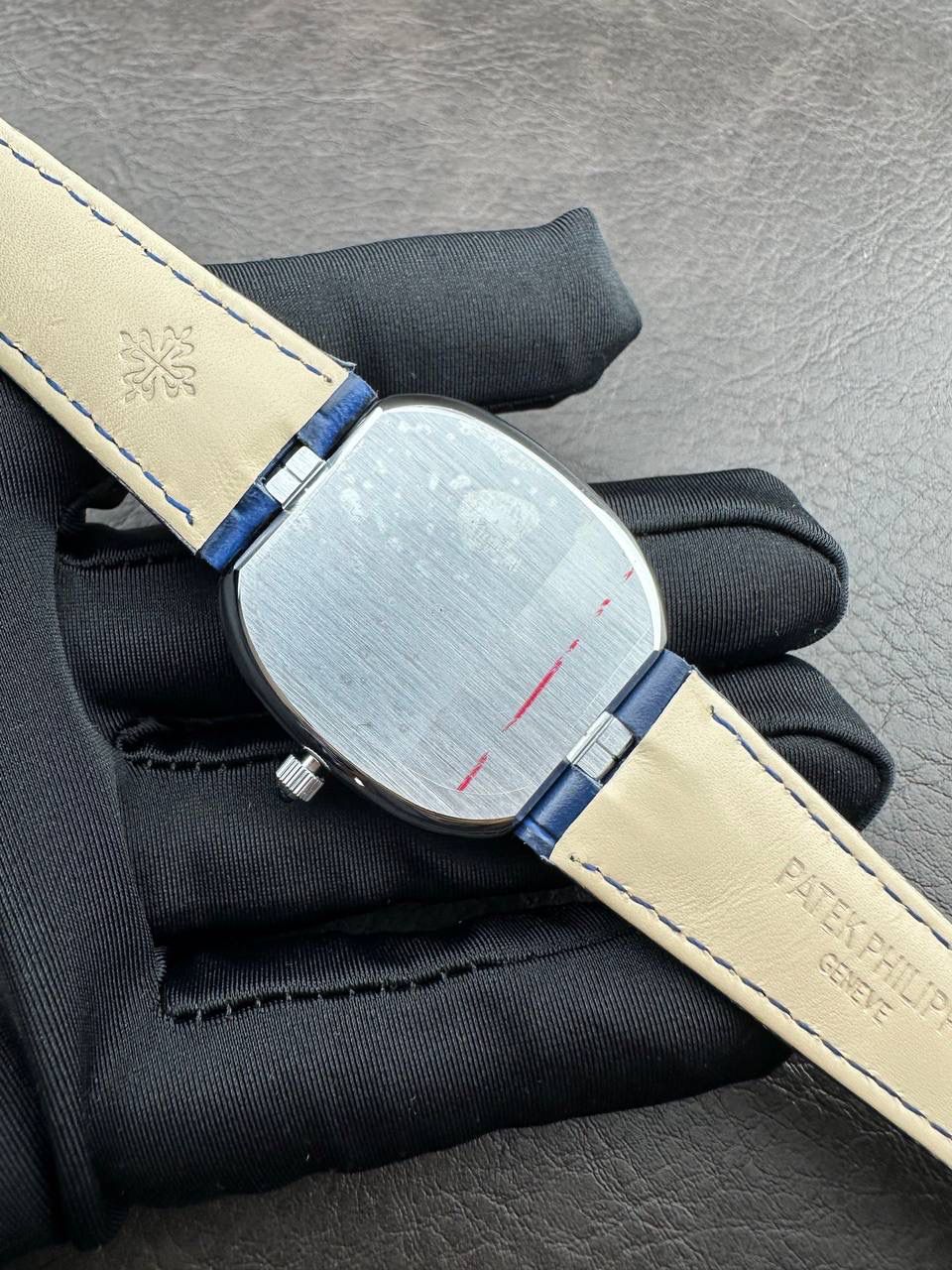 PP➕ Factory2025新品首发｜百达5738系列 68克配重版 复刻经典，更胜经典——GOLDEN ELLIPSE 黄金椭圆腕表重磅登场！ ✅ 黄金分割美学重塑：遵循1:1.6181经典比例，34.5MM×39.5MM椭圆表径搭配7.7MM纤薄厚度，复刻古典韵味与佩戴舒适度。 ✅ 316L精钢表壳：介于圆形与矩形之间的别致椭圆轮廓，还原原版线条张力，质感细腻出众。 ✅ 3D立体云贝母表盘：专属浮雕打印工艺，折射神秘深邃光泽，告别市面暗淡平庸款，上手自带高光。 ✅ 定制进口小牛皮表带：21X16尺寸对版原配，搭配同型椭圆表扣，与表壳设计遥相呼应，贴合手腕更显格调。 ✅ 9015精准机芯：走时稳定精准，兼顾实用性与耐用性，日常佩戴无压力。 PP➕不做“远观款”，只为呈现最接近原版的真实佩戴体验——从细节质感 to 上手触感，每一处都经得起近距离审视，让经典韵味在腕间完美延续！