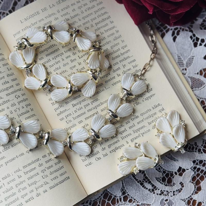 Vintage 1960s Pearlised Shell Shape Lucite Plastic Jewelry Set - Necklace, Bracelet and Clip Earrings (MT2127)