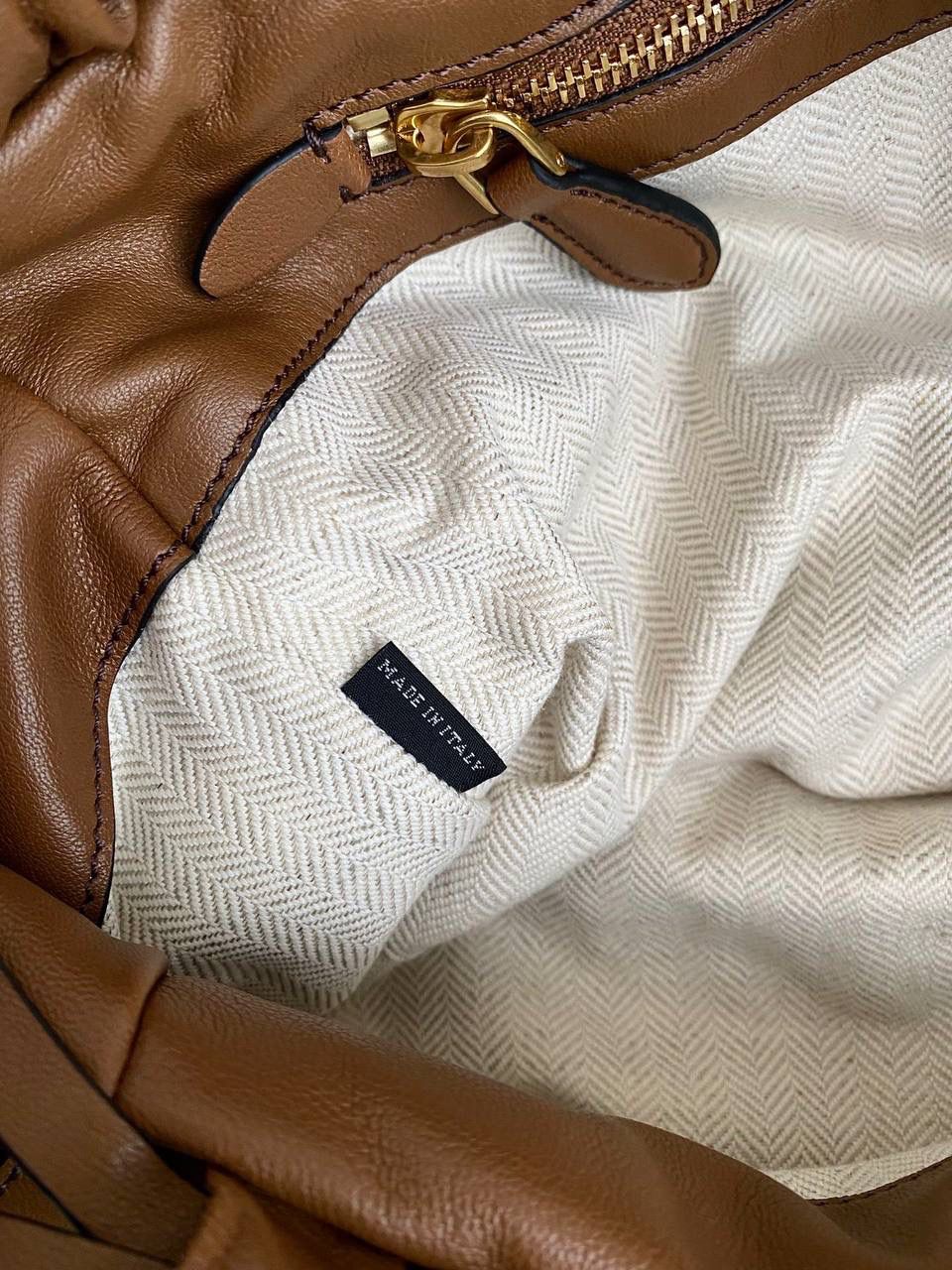 🈶焦糖色 𝗠𝗶𝘂𝗠𝗶𝘂 𝗡𝗮𝗽𝗽𝗮 饺子包 这只亮点在于包口用的是抽绳束口！ 抽绳可以随意调节，搭配的纤长双手柄可肩背或手提也可以随意捧在腰际'柔软的皮质加上不定型的设计，慵懒随性的调调一下就出来了 满满的vintgge复古感，既叛逆又不失格调'好喜欢啊 16×44×10.5cm #F0016m