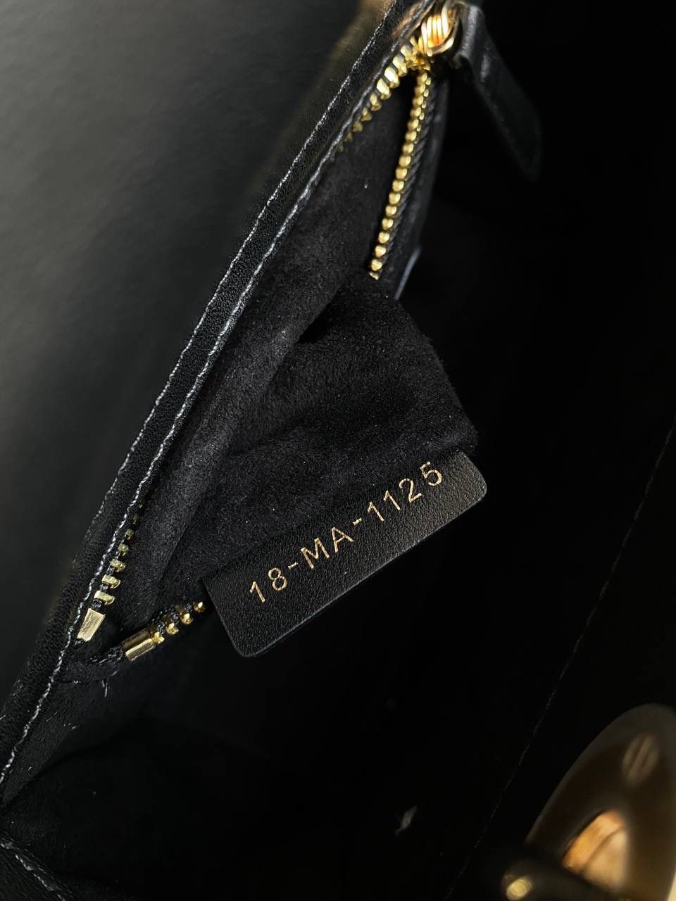 黑色 🖤 三格 𝗗𝗜𝗢𝗥 𝗟𝗮𝗱𝘆七夕限定 在经典的基础上加了爱心小挂饰 让整个氛围有了爱的烂漫气息 戴妃作为经典的代表，怎么买怎么对 特别手拎时会显得整个人非常温柔优雅 我一直都推荐女生一定要有一只经典款 每个颜色都好好看，完全不需太纠结❤️‍🔥 17×15×7cm